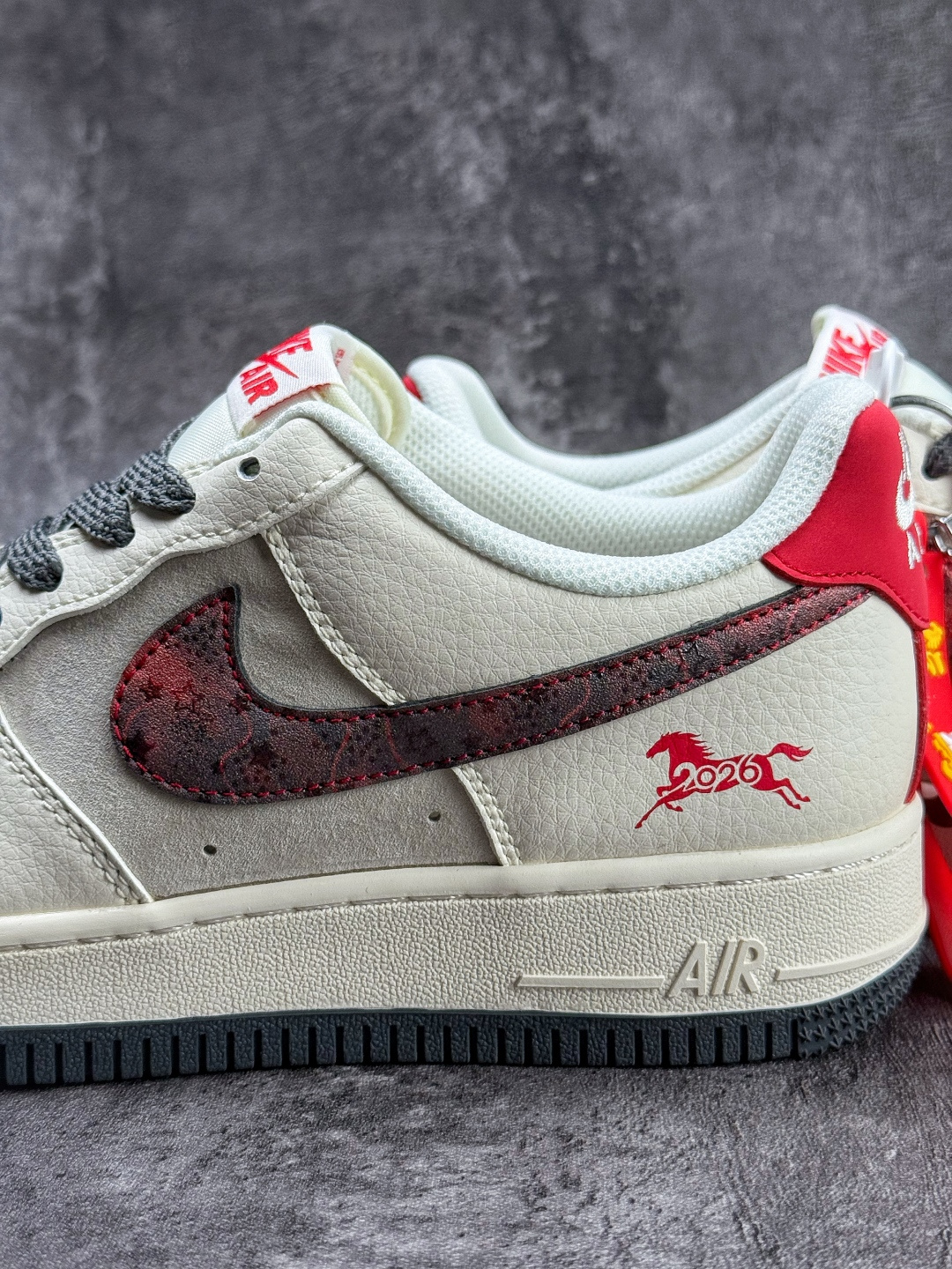 Nike Air Force 1 Low 07 马年限定 白灰红三小勾满天星 XT6998-147-Top High Quatity Cheap Sneakers Fashion Clothing Clothes Bags handbags Shoes of all Brand wholesale With The best Quality And Beautiful Price from China Factory Chinese suppliers wholesaler seller Nike Air Force 1 Low 07 马年限定 白灰红三小勾满天星 XT6998-147