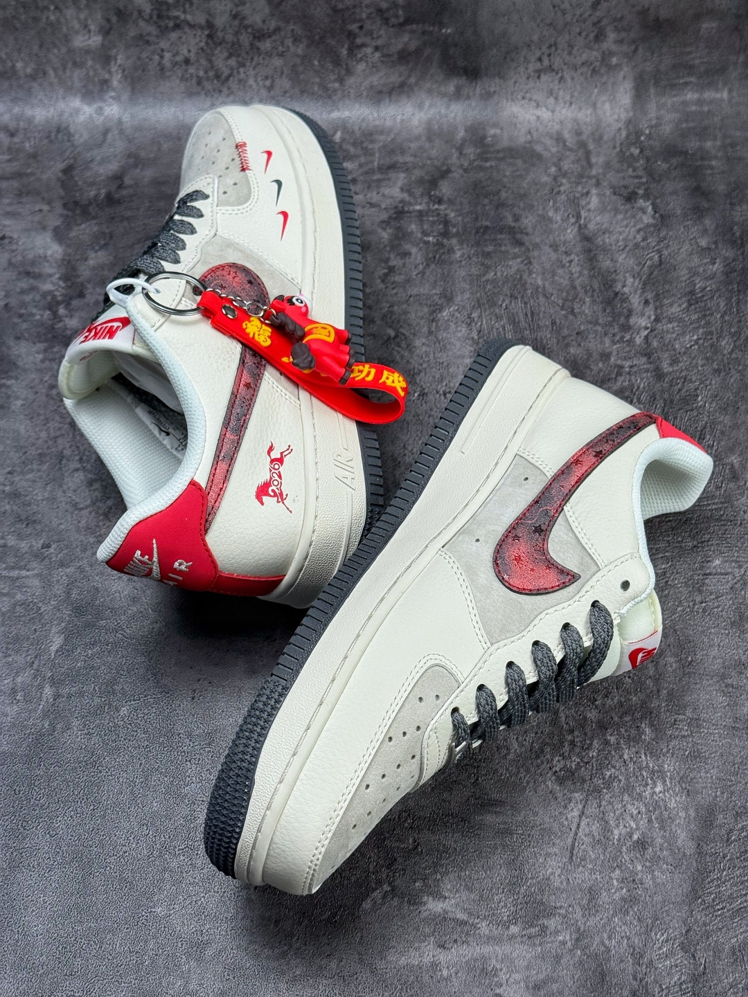 Nike Air Force 1 Low 07 马年限定 白灰红三小勾满天星 XT6998-147-Top High Quatity Cheap Sneakers Fashion Clothing Clothes Bags handbags Shoes of all Brand wholesale With The best Quality And Beautiful Price from China Factory Chinese suppliers wholesaler seller Nike Air Force 1 Low 07 马年限定 白灰红三小勾满天星 XT6998-147