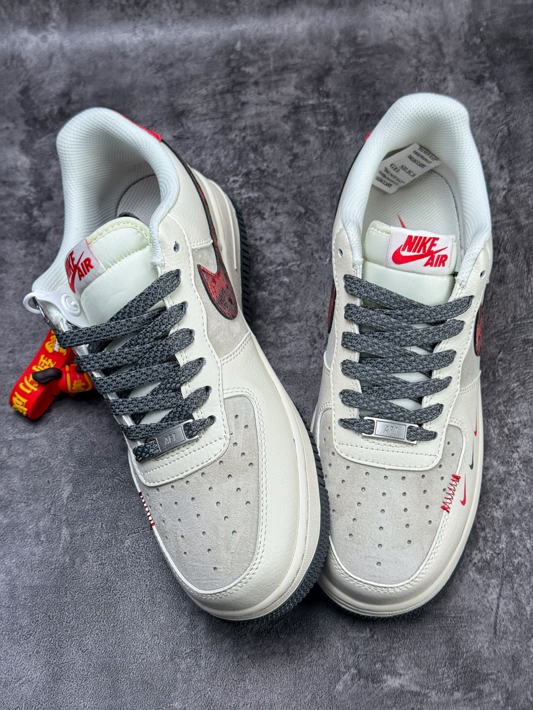 Nike Air Force 1 Low 07 马年限定 白灰红三小勾满天星 XT6998-147-Top High Quatity Cheap Sneakers Fashion Clothing Clothes Bags handbags Shoes of all Brand wholesale With The best Quality And Beautiful Price from China Factory Chinese suppliers wholesaler seller Nike Air Force 1 Low 07 马年限定 白灰红三小勾满天星 XT6998-147