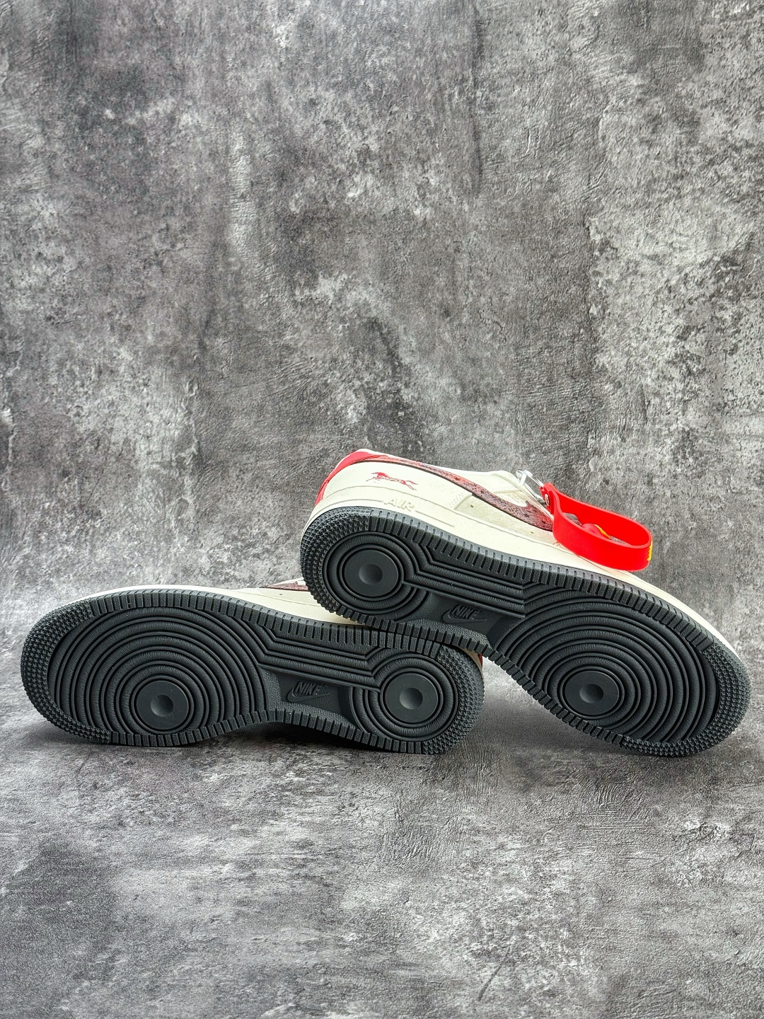Nike Air Force 1 Low 07 马年限定 白灰红三小勾满天星 XT6998-147-Top High Quatity Cheap Sneakers Fashion Clothing Clothes Bags handbags Shoes of all Brand wholesale With The best Quality And Beautiful Price from China Factory Chinese suppliers wholesaler seller Nike Air Force 1 Low 07 马年限定 白灰红三小勾满天星 XT6998-147