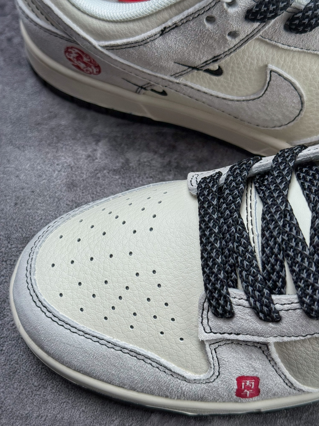 Nike SB Dunk Low 马年限定 灰白双小勾满天星 SD6868-114-Top High Quatity Cheap Sneakers Fashion Clothing Clothes Bags handbags Shoes of all Brand wholesale With The best Quality And Beautiful Price from China Factory Chinese suppliers wholesaler seller Nike SB Dunk Low 马年限定 灰白双小勾满天星 SD6868-114
