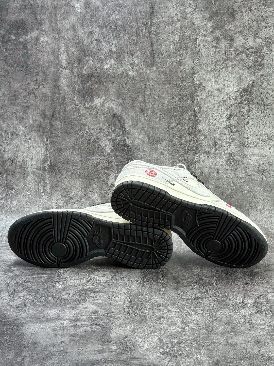 Nike SB Dunk Low 马年限定 灰白双小勾满天星 SD6868-114-Top High Quatity Cheap Sneakers Fashion Clothing Clothes Bags handbags Shoes of all Brand wholesale With The best Quality And Beautiful Price from China Factory Chinese suppliers wholesaler seller Nike SB Dunk Low 马年限定 灰白双小勾满天星 SD6868-114