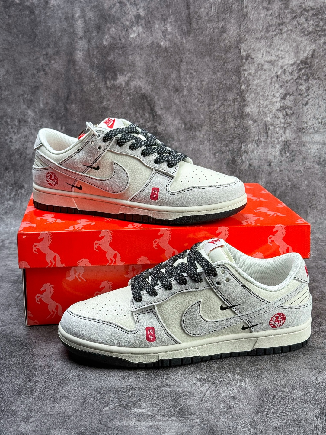 Nike SB Dunk Low 马年限定 灰白双小勾满天星 SD6868-114-Top High Quatity Cheap Sneakers Fashion Clothing Clothes Bags handbags Shoes of all Brand wholesale With The best Quality And Beautiful Price from China Factory Chinese suppliers wholesaler seller Nike SB Dunk Low 马年限定 灰白双小勾满天星 SD6868-114