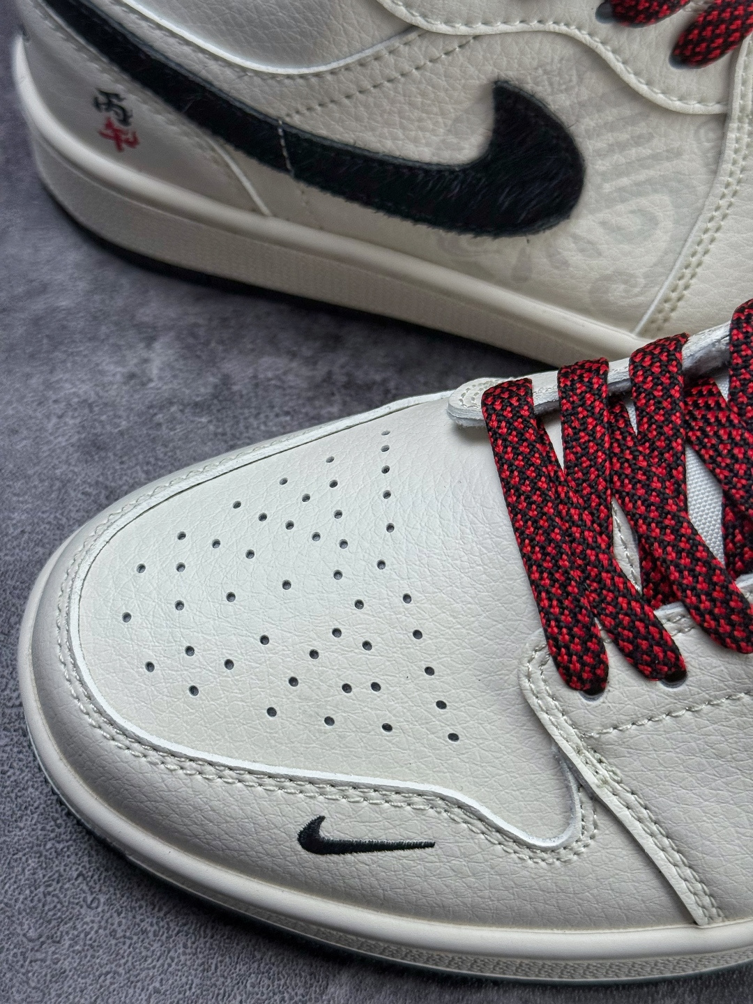 Air Jordan 1 Retro Low 马年限定 白黑红小勾满天星 XT6998-138-Top High Quatity Cheap Sneakers Fashion Clothing Clothes Bags handbags Shoes of all Brand wholesale With The best Quality And Beautiful Price from China Factory Chinese suppliers wholesaler seller Air Jordan 1 Retro Low 马年限定 白黑红小勾满天星 XT6998-138