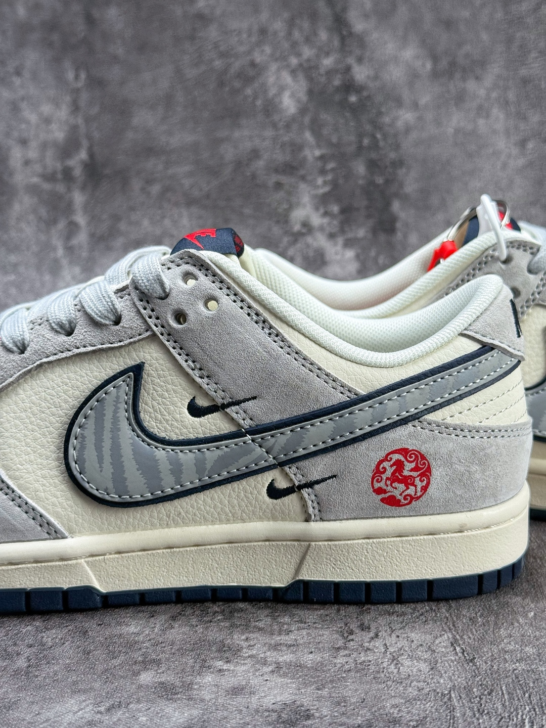 Nike SB Dunk Low 马年限定 灰白双小勾 JY6988-129-Top High Quatity Cheap Sneakers Fashion Clothing Clothes Bags handbags Shoes of all Brand wholesale With The best Quality And Beautiful Price from China Factory Chinese suppliers wholesaler seller Nike SB Dunk Low 马年限定 灰白双小勾 JY6988-129
