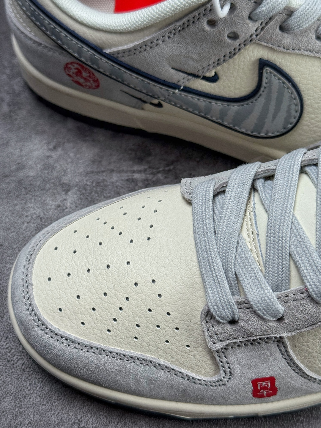 Nike SB Dunk Low 马年限定 灰白双小勾 JY6988-129-Top High Quatity Cheap Sneakers Fashion Clothing Clothes Bags handbags Shoes of all Brand wholesale With The best Quality And Beautiful Price from China Factory Chinese suppliers wholesaler seller Nike SB Dunk Low 马年限定 灰白双小勾 JY6988-129
