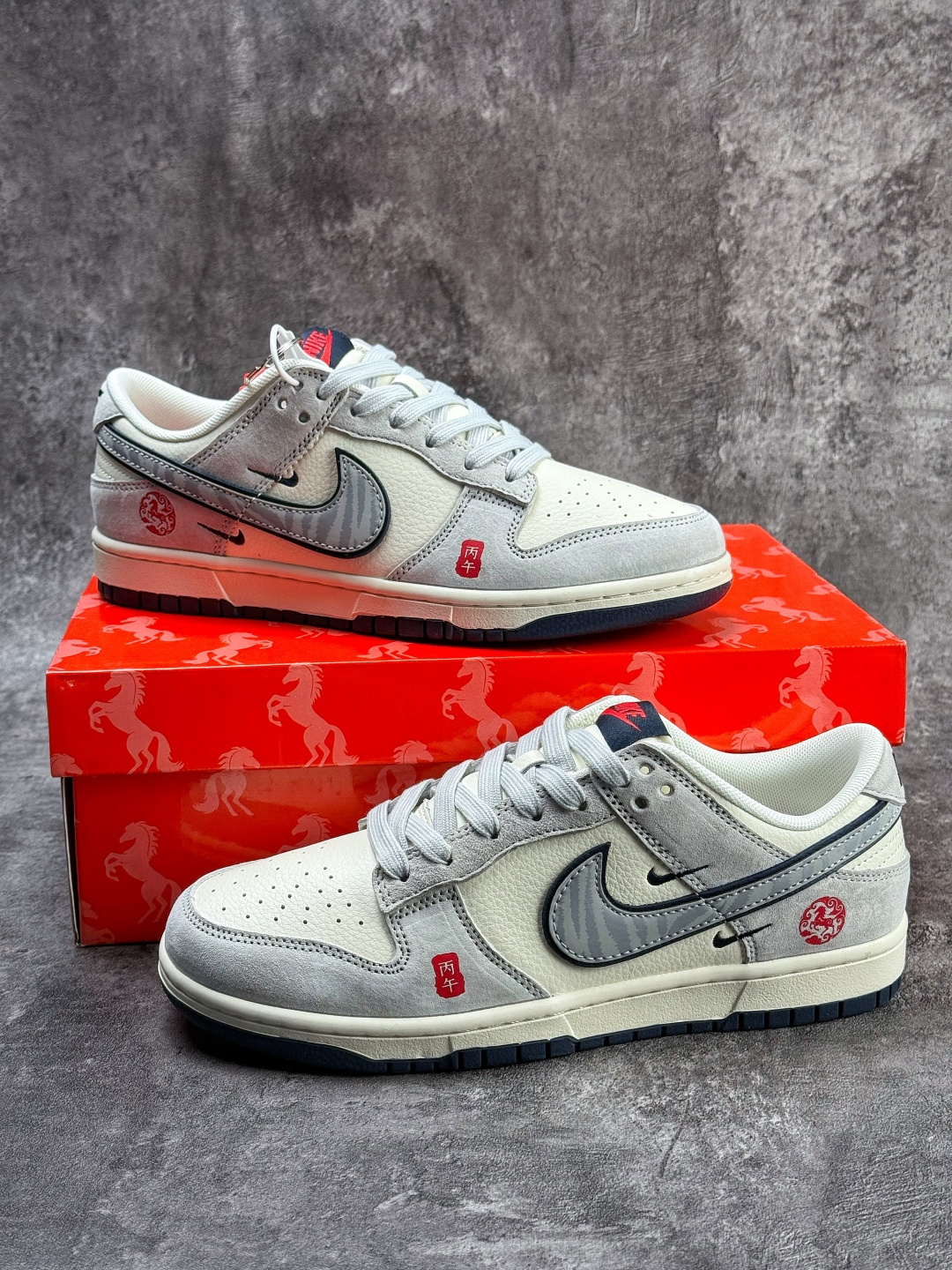 Nike SB Dunk Low 马年限定 灰白双小勾 JY6988-129-Top High Quatity Cheap Sneakers Fashion Clothing Clothes Bags handbags Shoes of all Brand wholesale With The best Quality And Beautiful Price from China Factory Chinese suppliers wholesaler seller Nike SB Dunk Low 马年限定 灰白双小勾 JY6988-129