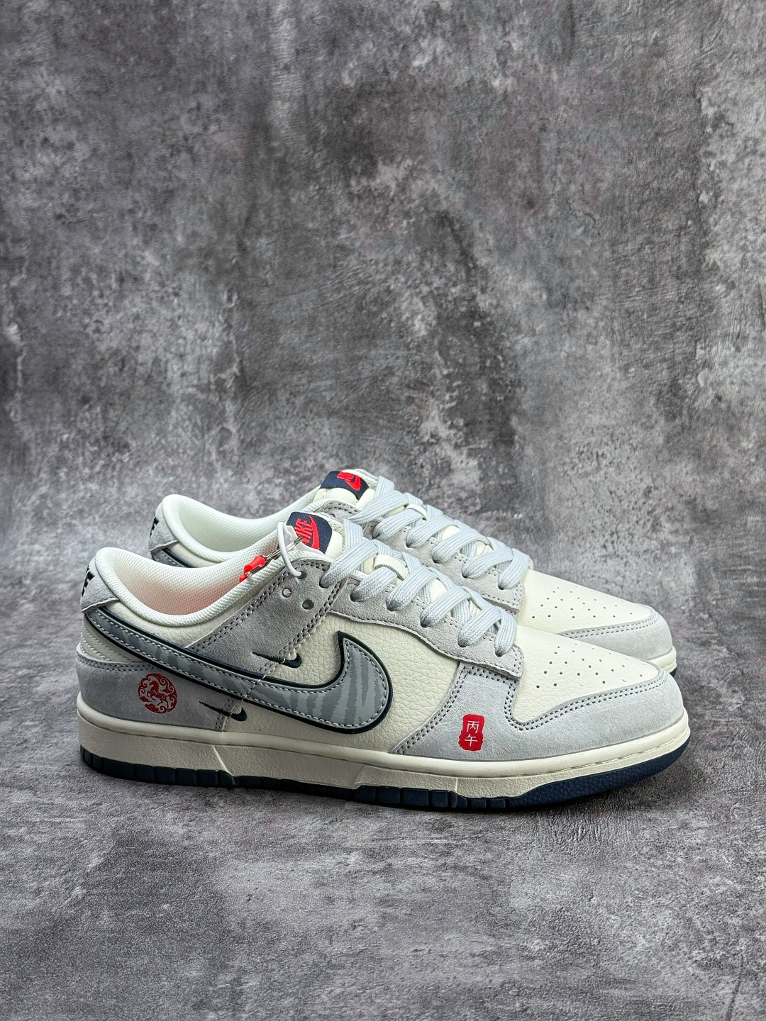 Nike SB Dunk Low 马年限定 灰白双小勾 JY6988-129-Top High Quatity Cheap Sneakers Fashion Clothing Clothes Bags handbags Shoes of all Brand wholesale With The best Quality And Beautiful Price from China Factory Chinese suppliers wholesaler seller Nike SB Dunk Low 马年限定 灰白双小勾 JY6988-129