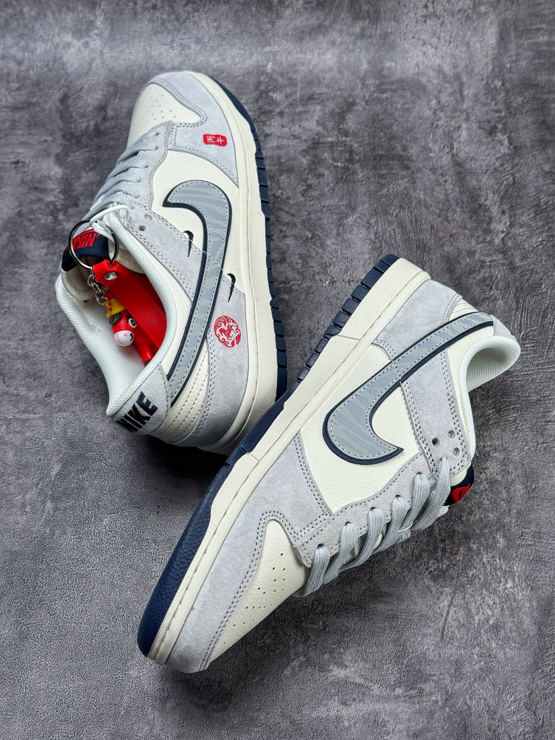 Nike SB Dunk Low 马年限定 灰白双小勾 JY6988-129-Top High Quatity Cheap Sneakers Fashion Clothing Clothes Bags handbags Shoes of all Brand wholesale With The best Quality And Beautiful Price from China Factory Chinese suppliers wholesaler seller Nike SB Dunk Low 马年限定 灰白双小勾 JY6988-129