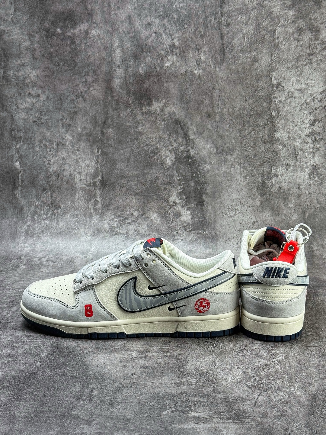 Nike SB Dunk Low 马年限定 灰白双小勾 JY6988-129-Top High Quatity Cheap Sneakers Fashion Clothing Clothes Bags handbags Shoes of all Brand wholesale With The best Quality And Beautiful Price from China Factory Chinese suppliers wholesaler seller Nike SB Dunk Low 马年限定 灰白双小勾 JY6988-129