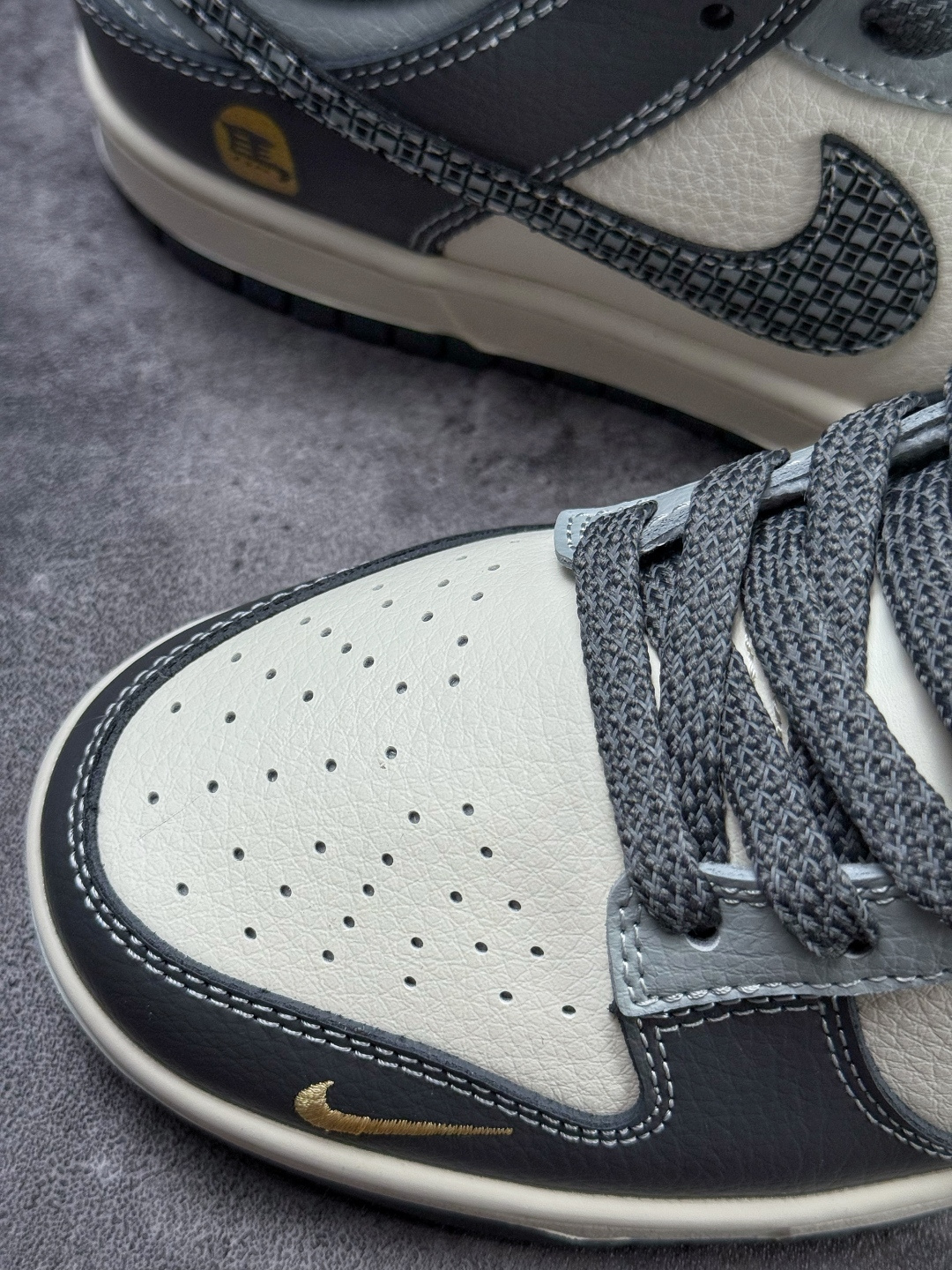 Nike SB Dunk Low 马年限定 灰白小勾 HG0026-012-Top High Quatity Cheap Sneakers Fashion Clothing Clothes Bags handbags Shoes of all Brand wholesale With The best Quality And Beautiful Price from China Factory Chinese suppliers wholesaler seller Nike SB Dunk Low 马年限定 灰白小勾 HG0026-012