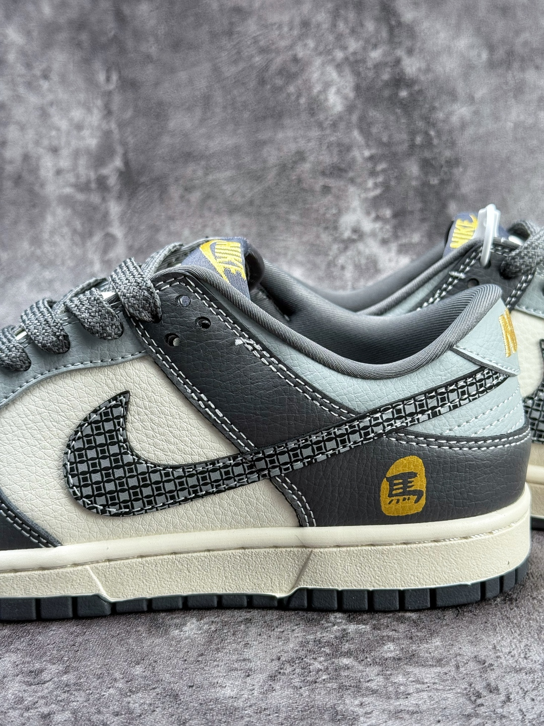 Nike SB Dunk Low 马年限定 灰白小勾 HG0026-012-Top High Quatity Cheap Sneakers Fashion Clothing Clothes Bags handbags Shoes of all Brand wholesale With The best Quality And Beautiful Price from China Factory Chinese suppliers wholesaler seller Nike SB Dunk Low 马年限定 灰白小勾 HG0026-012