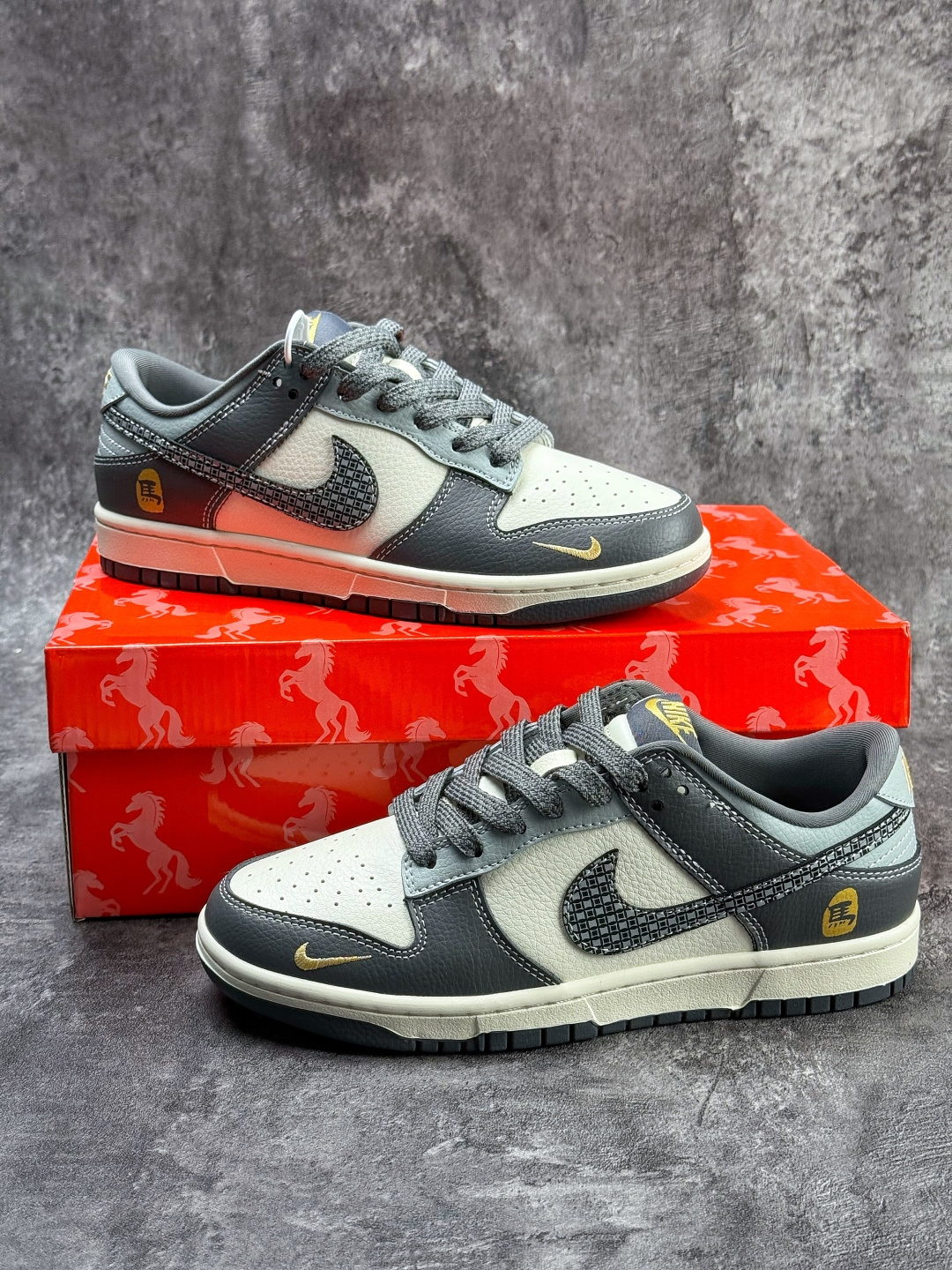 Nike SB Dunk Low 马年限定 灰白小勾 HG0026-012-Top High Quatity Cheap Sneakers Fashion Clothing Clothes Bags handbags Shoes of all Brand wholesale With The best Quality And Beautiful Price from China Factory Chinese suppliers wholesaler seller Nike SB Dunk Low 马年限定 灰白小勾 HG0026-012