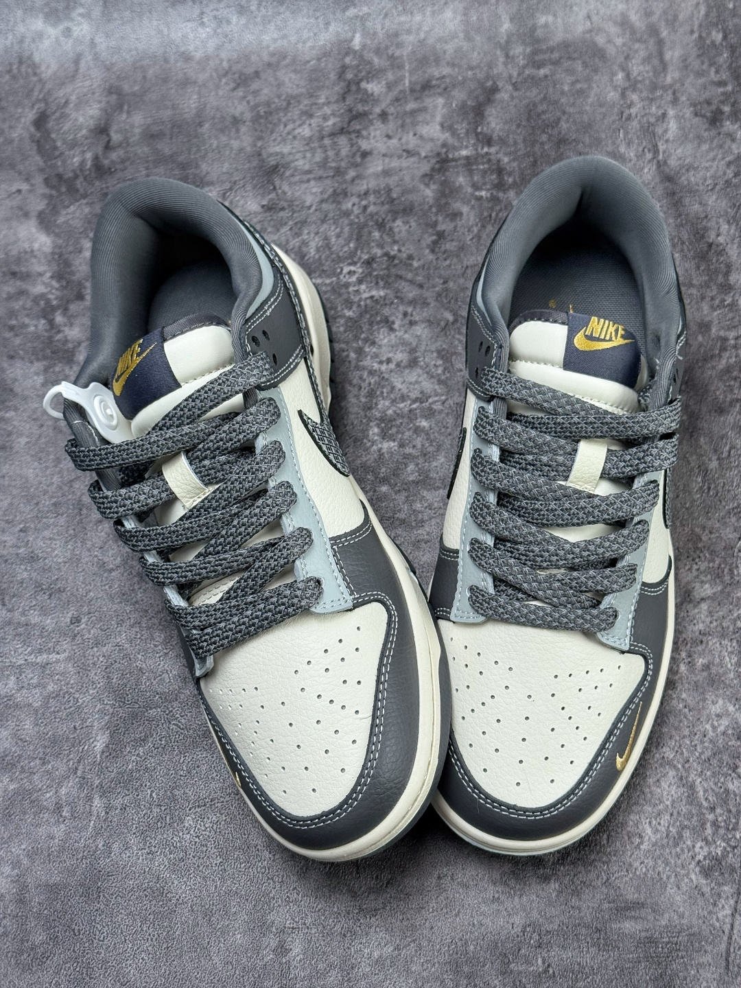 Nike SB Dunk Low 马年限定 灰白小勾 HG0026-012-Top High Quatity Cheap Sneakers Fashion Clothing Clothes Bags handbags Shoes of all Brand wholesale With The best Quality And Beautiful Price from China Factory Chinese suppliers wholesaler seller Nike SB Dunk Low 马年限定 灰白小勾 HG0026-012