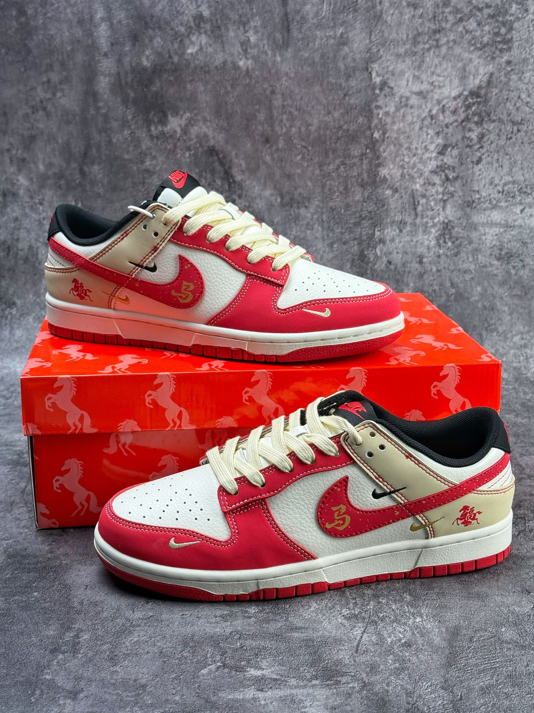 Nike SB Dunk Low 马年限定 红白三小勾 SD6868-113-Top High Quatity Cheap Sneakers Fashion Clothing Clothes Bags handbags Shoes of all Brand wholesale With The best Quality And Beautiful Price from China Factory Chinese suppliers wholesaler seller Nike SB Dunk Low 马年限定 红白三小勾 SD6868-113