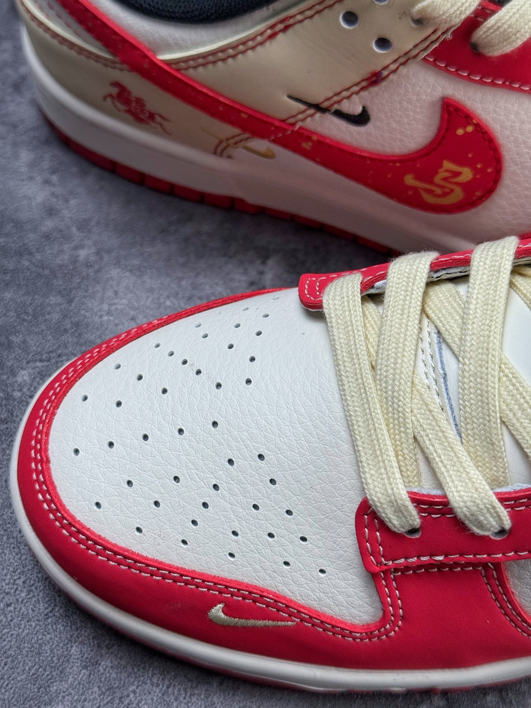Nike SB Dunk Low 马年限定 红白三小勾 SD6868-113-Top High Quatity Cheap Sneakers Fashion Clothing Clothes Bags handbags Shoes of all Brand wholesale With The best Quality And Beautiful Price from China Factory Chinese suppliers wholesaler seller Nike SB Dunk Low 马年限定 红白三小勾 SD6868-113
