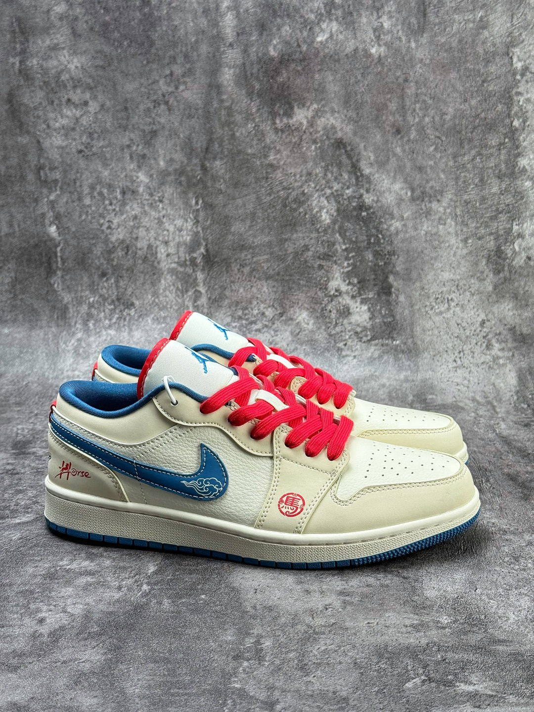 220 Air Jordan 1 Retro Low 马年限定 白蓝红 XT6998-139-Chinese UA Cheap High Quatity Brand Clothes Bags handbags Sneakers wholesale wholesaler seller from China Factory suppliers Fashion Clothing Shoes best Quality Beautiful Price 220 Air Jordan 1 Retro Low 马年限定 白蓝红 XT6998-139