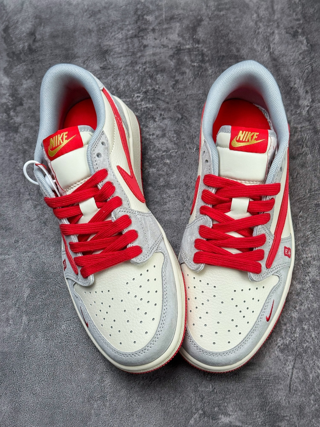 Travis Scott x Nike Air Jordan 1 Low 马年限定 Air Jordan 1 Low 反转灰白红小勾倒钩版本 QW5288-141-Top High Quatity Cheap Sneakers Fashion Clothing Clothes Bags handbags Shoes of all Brand wholesale With The best Quality And Beautiful Price from China Factory Chinese suppliers wholesaler seller Travis Scott x Nike Air Jordan 1 Low 马年限定 Air Jordan 1 Low 反转灰白红小勾倒钩版本 QW5288-141