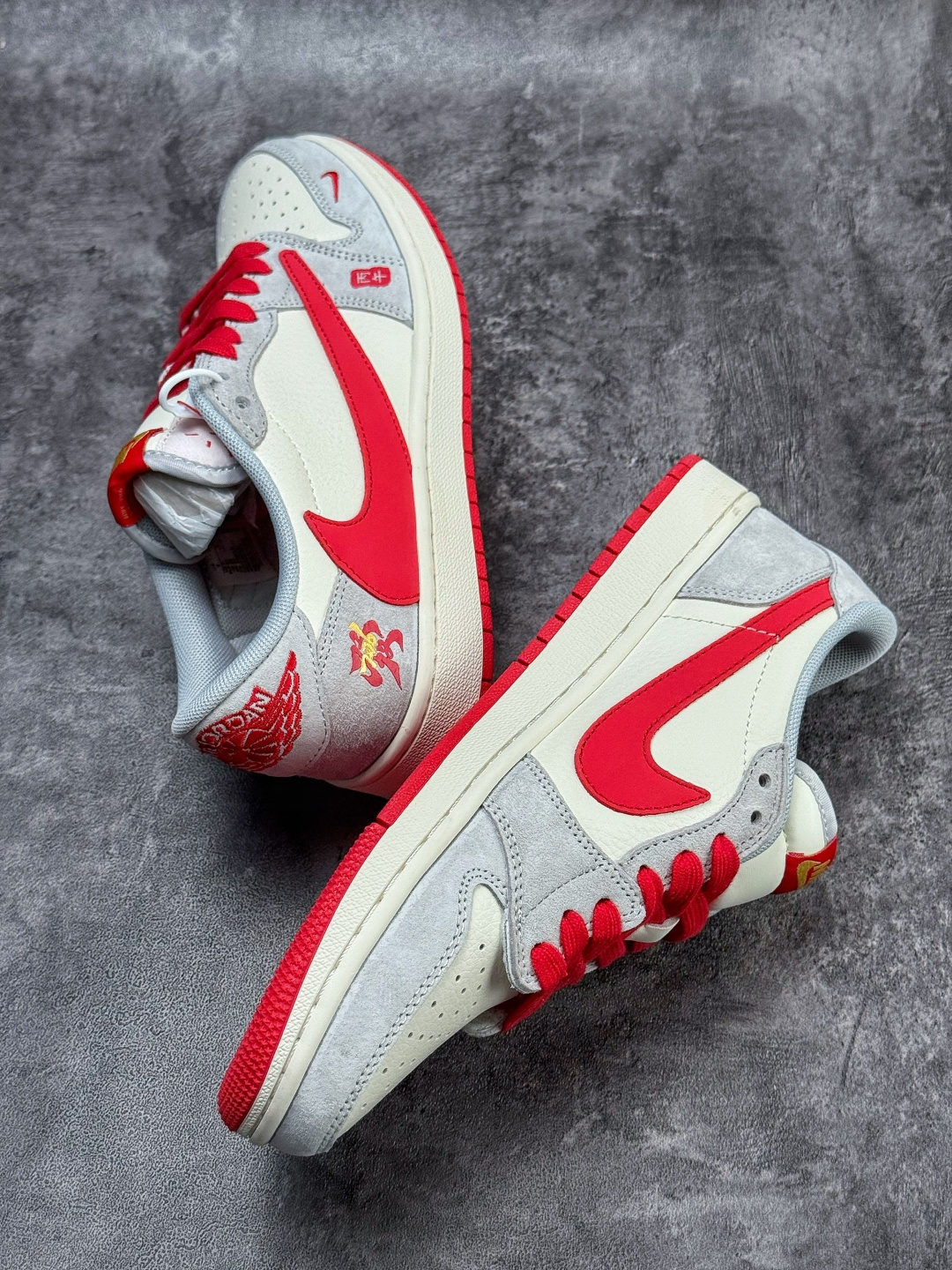 Travis Scott x Nike Air Jordan 1 Low 马年限定 Air Jordan 1 Low 反转灰白红小勾倒钩版本 QW5288-141-Top High Quatity Cheap Sneakers Fashion Clothing Clothes Bags handbags Shoes of all Brand wholesale With The best Quality And Beautiful Price from China Factory Chinese suppliers wholesaler seller Travis Scott x Nike Air Jordan 1 Low 马年限定 Air Jordan 1 Low 反转灰白红小勾倒钩版本 QW5288-141