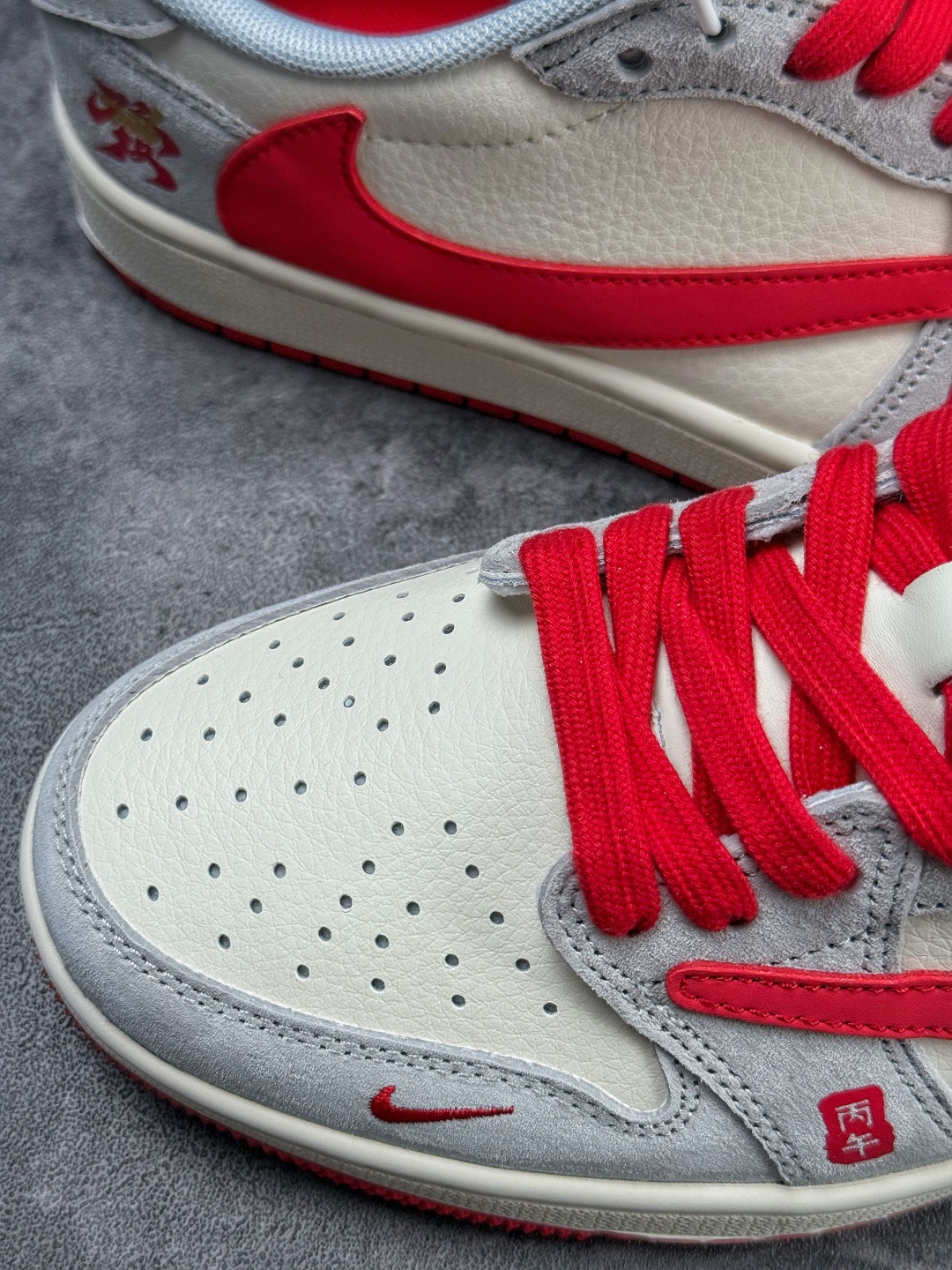 Travis Scott x Nike Air Jordan 1 Low 马年限定 Air Jordan 1 Low 反转灰白红小勾倒钩版本 QW5288-141-Top High Quatity Cheap Sneakers Fashion Clothing Clothes Bags handbags Shoes of all Brand wholesale With The best Quality And Beautiful Price from China Factory Chinese suppliers wholesaler seller Travis Scott x Nike Air Jordan 1 Low 马年限定 Air Jordan 1 Low 反转灰白红小勾倒钩版本 QW5288-141