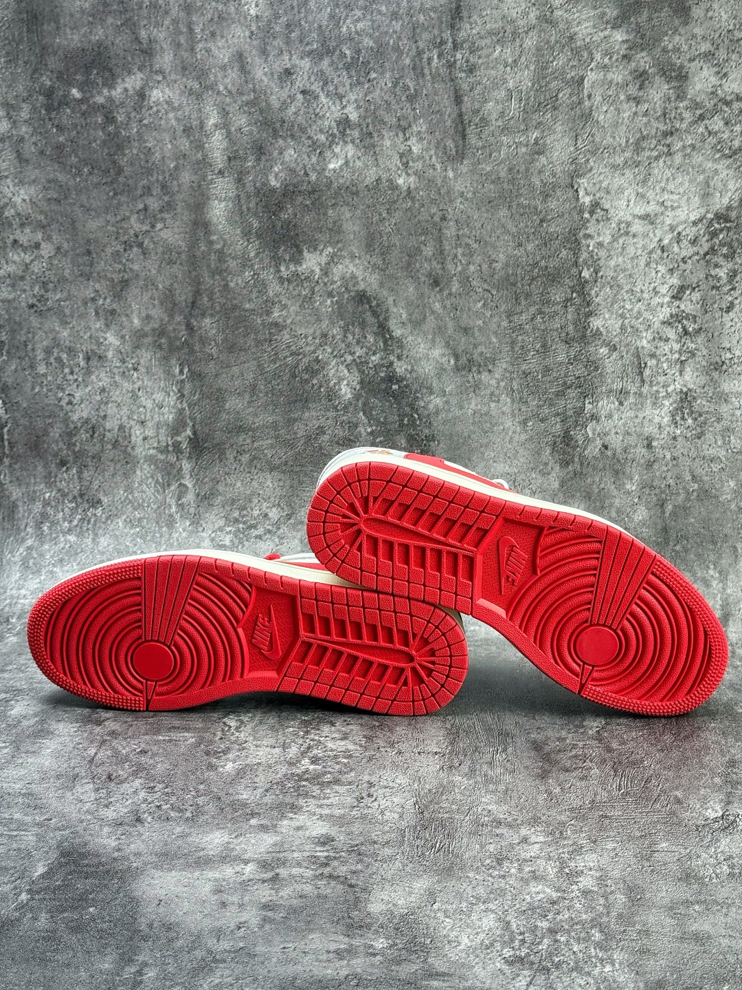 Travis Scott x Nike Air Jordan 1 Low 马年限定 Air Jordan 1 Low 反转灰白红小勾倒钩版本 QW5288-141-Top High Quatity Cheap Sneakers Fashion Clothing Clothes Bags handbags Shoes of all Brand wholesale With The best Quality And Beautiful Price from China Factory Chinese suppliers wholesaler seller Travis Scott x Nike Air Jordan 1 Low 马年限定 Air Jordan 1 Low 反转灰白红小勾倒钩版本 QW5288-141