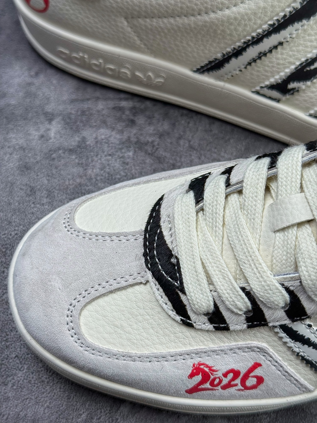 F版 马年新款海外定制限量发售 Adidas Originals GAZELLE BOLD W“马年联名限定”专为 2026 丙午马年打造的限定德训鞋 JJ2601 F版 马年新款海外定制限量发售 Adidas Originals GAZELLE BOLD W“马年联名限定”专为 2026 丙午马年打造的限定德训鞋 JJ2601