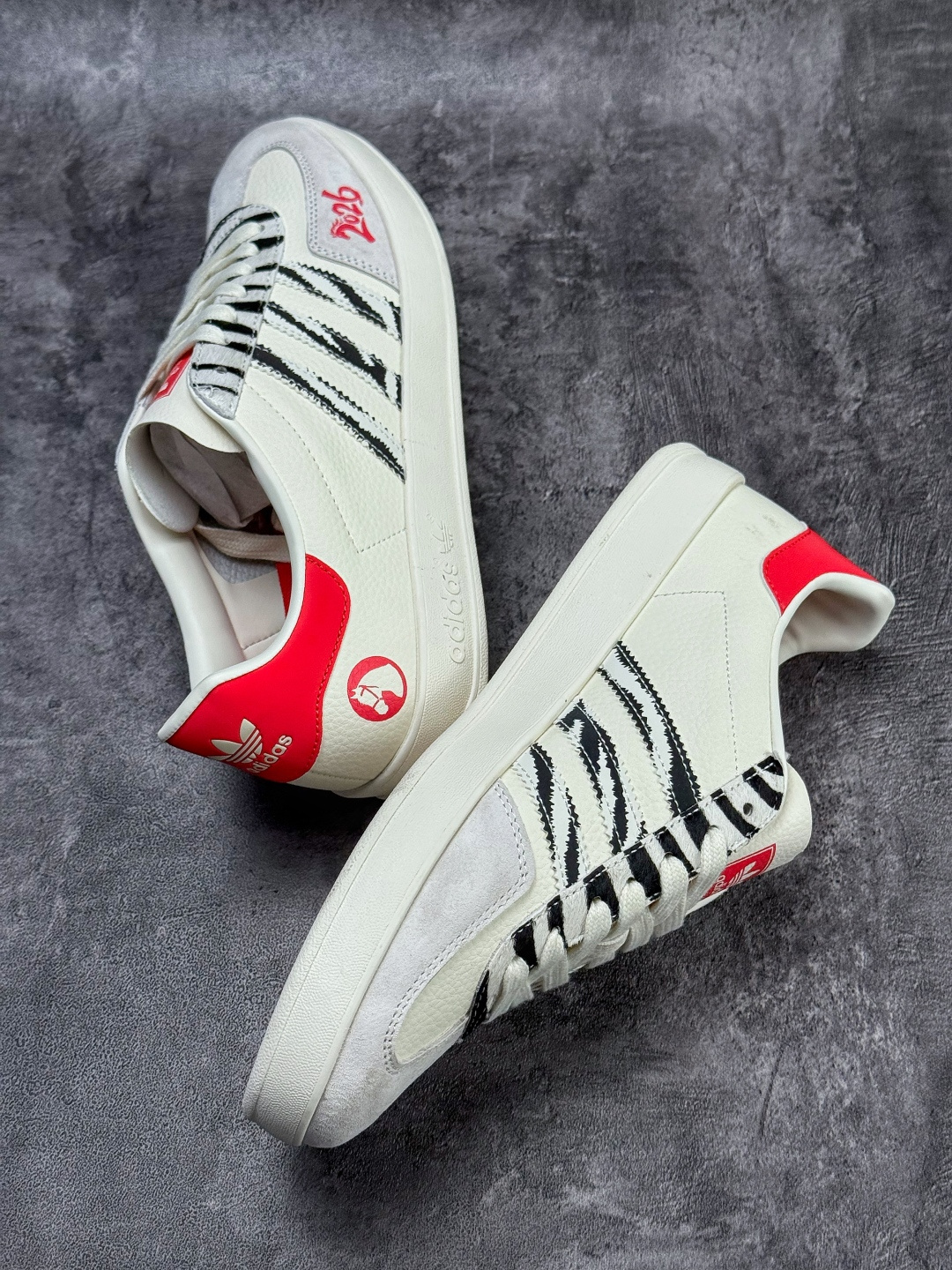 F版 马年新款海外定制限量发售 Adidas Originals GAZELLE BOLD W“马年联名限定”专为 2026 丙午马年打造的限定德训鞋 JJ2601 F版 马年新款海外定制限量发售 Adidas Originals GAZELLE BOLD W“马年联名限定”专为 2026 丙午马年打造的限定德训鞋 JJ2601