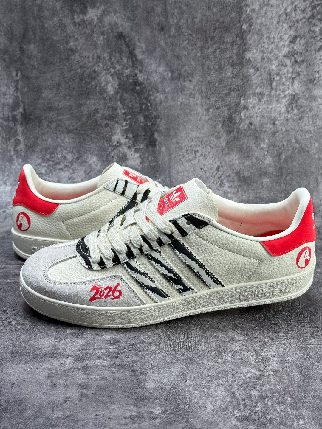 F版 马年新款海外定制限量发售 Adidas Originals GAZELLE BOLD W“马年联名限定”专为 2026 丙午马年打造的限定德训鞋 JJ2601 F版 马年新款海外定制限量发售 Adidas Originals GAZELLE BOLD W“马年联名限定”专为 2026 丙午马年打造的限定德训鞋 JJ2601