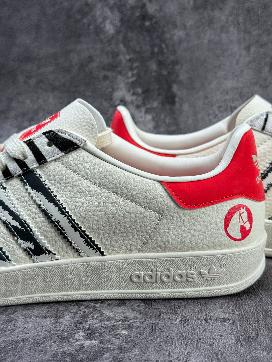 F版 马年新款海外定制限量发售 Adidas Originals GAZELLE BOLD W“马年联名限定”专为 2026 丙午马年打造的限定德训鞋 JJ2601 F版 马年新款海外定制限量发售 Adidas Originals GAZELLE BOLD W“马年联名限定”专为 2026 丙午马年打造的限定德训鞋 JJ2601