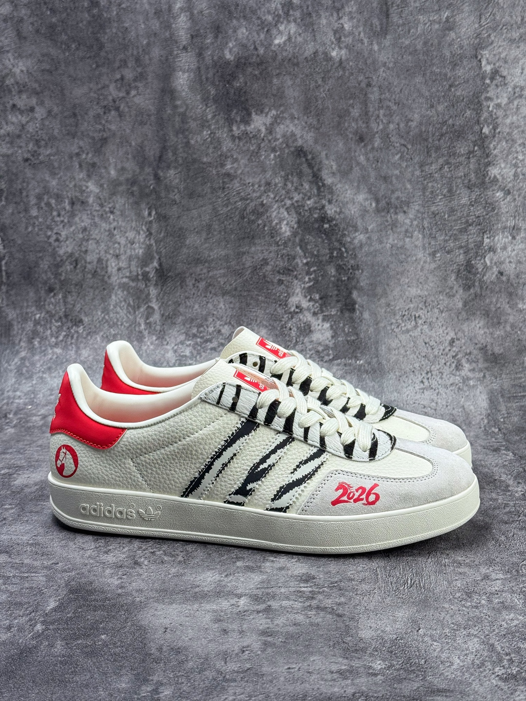 F版 马年新款海外定制限量发售 Adidas Originals GAZELLE BOLD W“马年联名限定”专为 2026 丙午马年打造的限定德训鞋 JJ2601 F版 马年新款海外定制限量发售 Adidas Originals GAZELLE BOLD W“马年联名限定”专为 2026 丙午马年打造的限定德训鞋 JJ2601