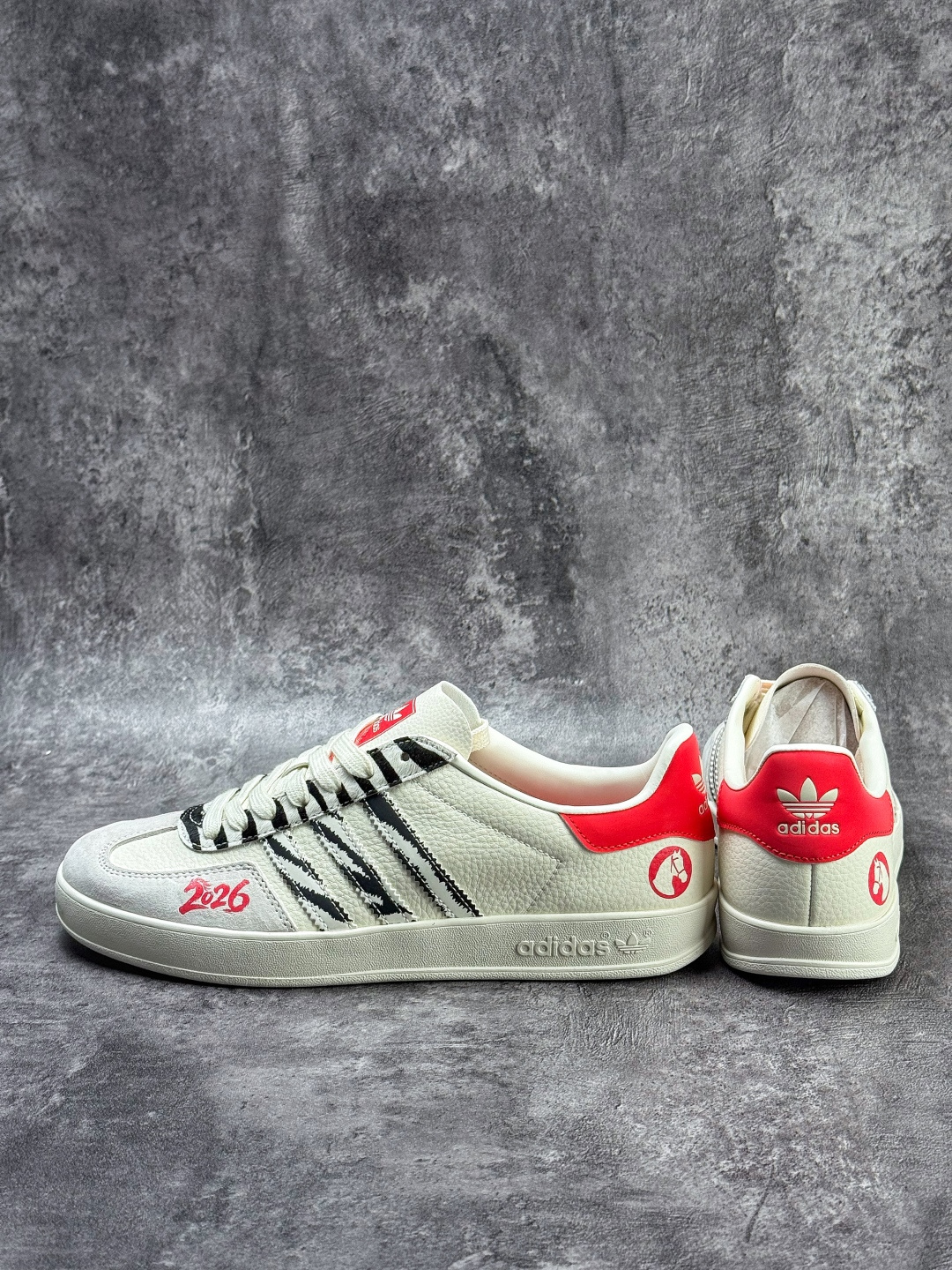 F版 马年新款海外定制限量发售 Adidas Originals GAZELLE BOLD W“马年联名限定”专为 2026 丙午马年打造的限定德训鞋 JJ2601 F版 马年新款海外定制限量发售 Adidas Originals GAZELLE BOLD W“马年联名限定”专为 2026 丙午马年打造的限定德训鞋 JJ2601
