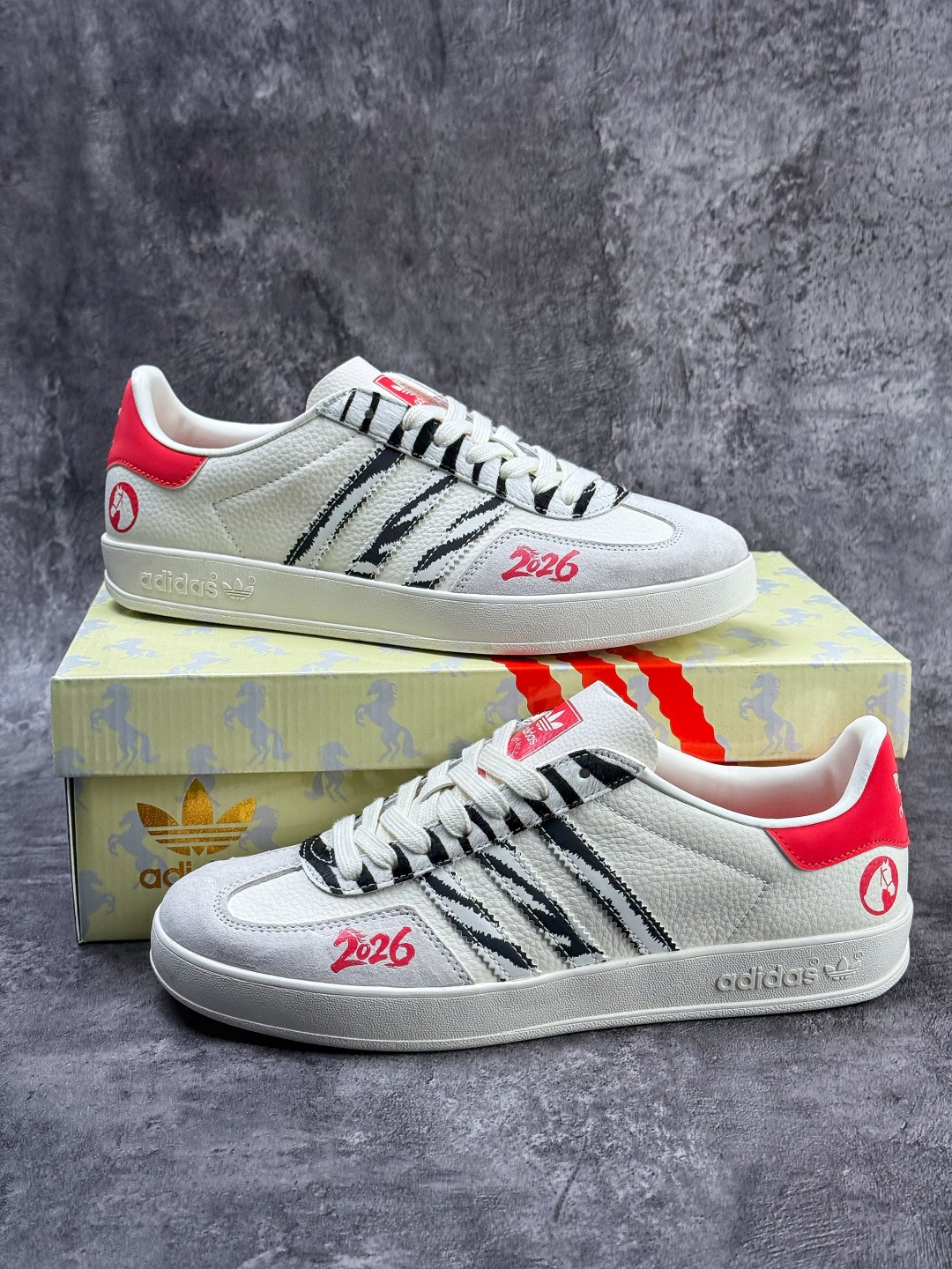 F版 马年新款海外定制限量发售 Adidas Originals GAZELLE BOLD W“马年联名限定”专为 2026 丙午马年打造的限定德训鞋 JJ2601 F版 马年新款海外定制限量发售 Adidas Originals GAZELLE BOLD W“马年联名限定”专为 2026 丙午马年打造的限定德训鞋 JJ2601