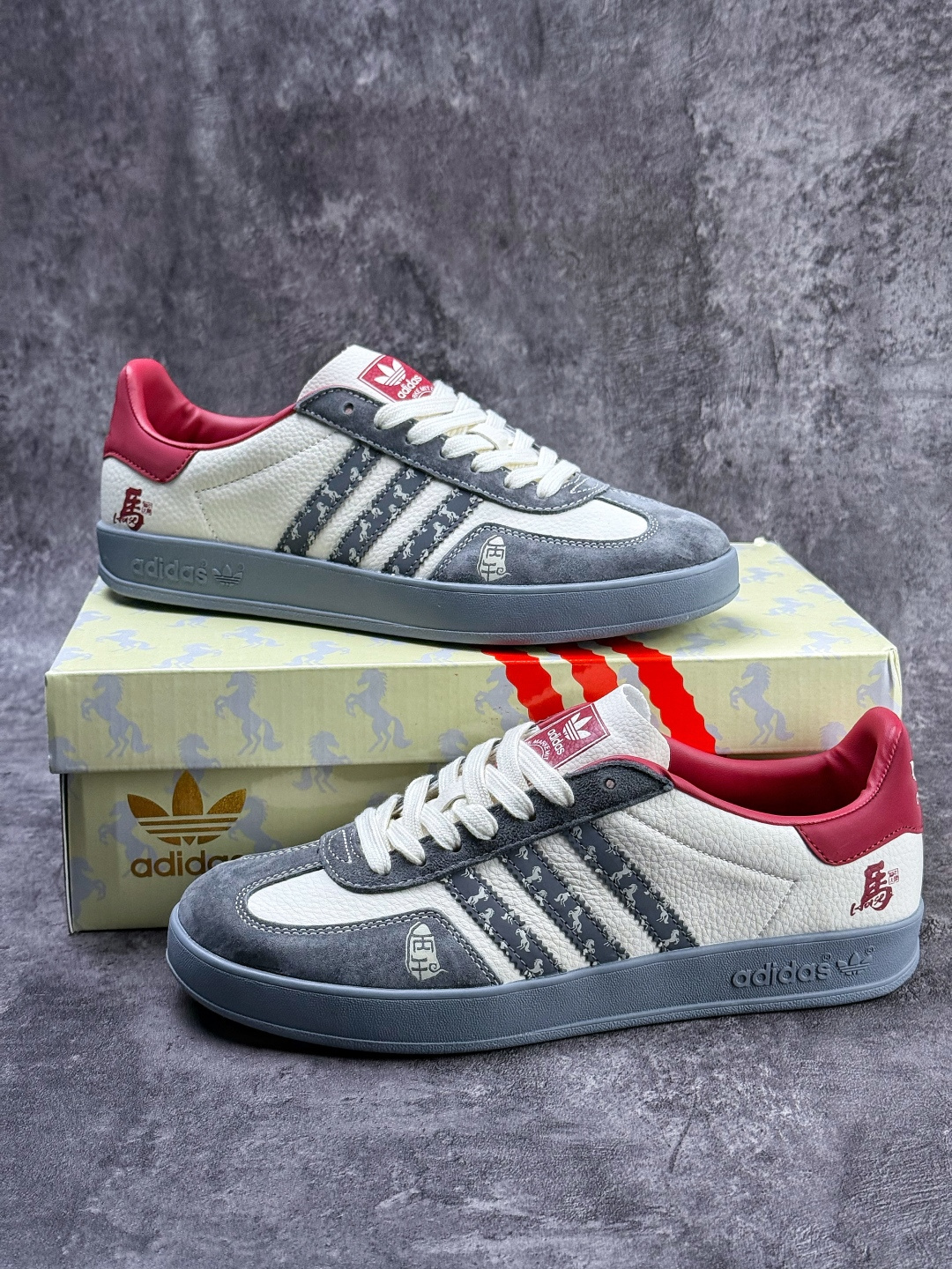 210 F版 马年新款海外定制限量发售 Adidas Originals GAZELLE BOLD W“马年联名限定”限定德训鞋 ZH2603-Chinese UA Cheap High Quatity Brand Clothes Bags handbags Sneakers wholesale wholesaler seller from China Factory suppliers Fashion Clothing Shoes best Quality Beautiful Price 210 F版 马年新款海外定制限量发售 Adidas Originals GAZELLE BOLD W“马年联名限定”限定德训鞋 ZH2603