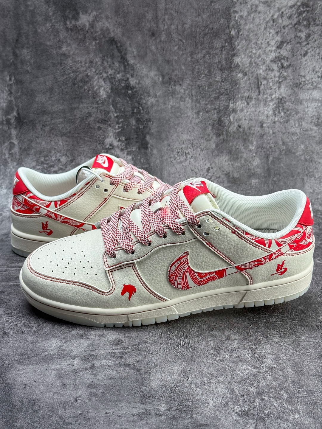 220 Nike SB Dunk Low 马年限定 白红满天星 JY6988-133-Chinese UA Cheap High Quatity Brand Clothes Bags handbags Sneakers wholesale wholesaler seller from China Factory suppliers Fashion Clothing Shoes best Quality Beautiful Price 220 Nike SB Dunk Low 马年限定 白红满天星 JY6988-133
