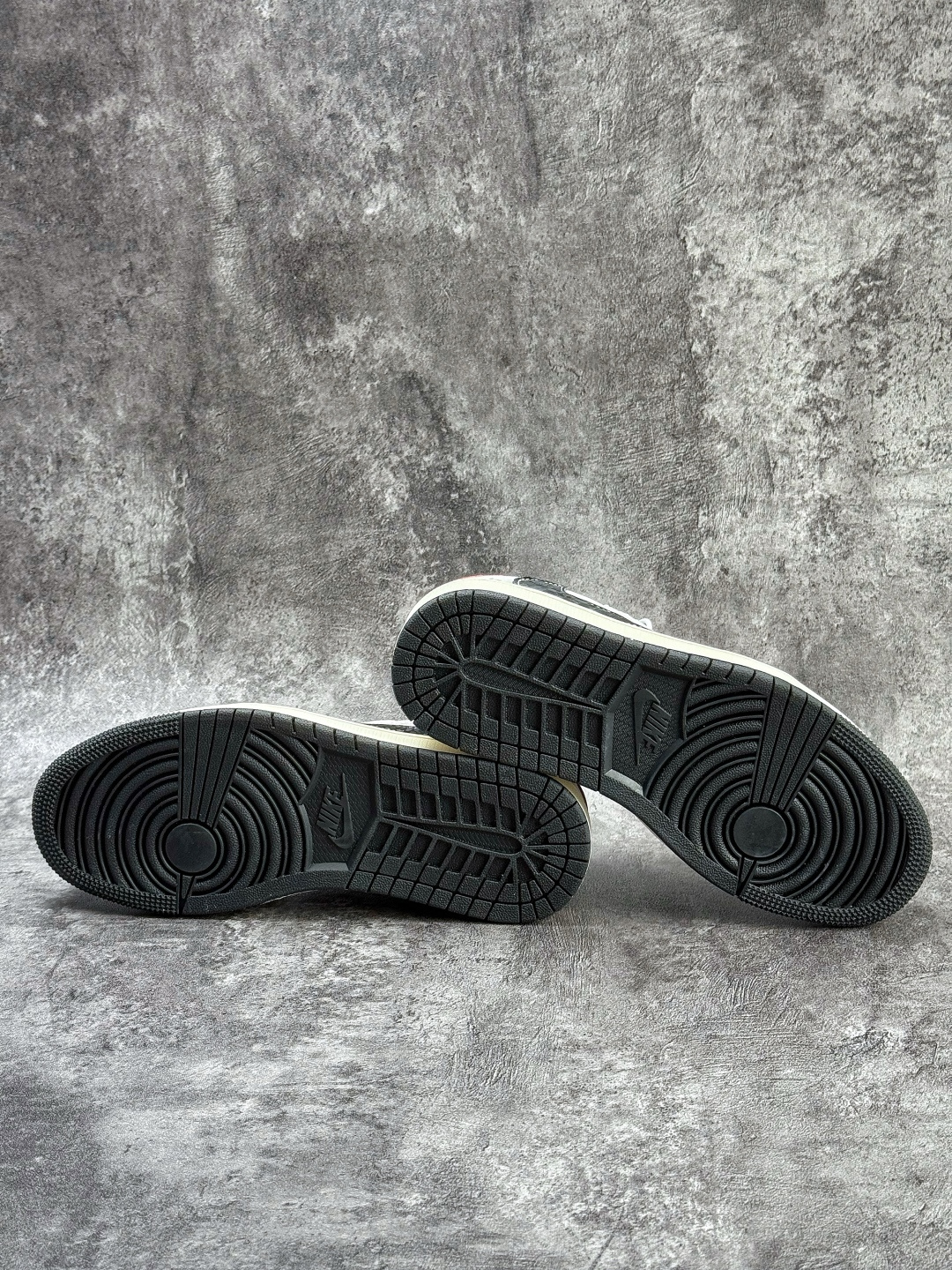 Travis Scott x Nike Air Jordan 1 Low 马年限定 Air Jordan 1 Low 反转灰白黑小勾满天星倒钩 XT6998-166 Travis Scott x Nike Air Jordan 1 Low 马年限定 Air Jordan 1 Low 反转灰白黑小勾满天星倒钩 XT6998-166