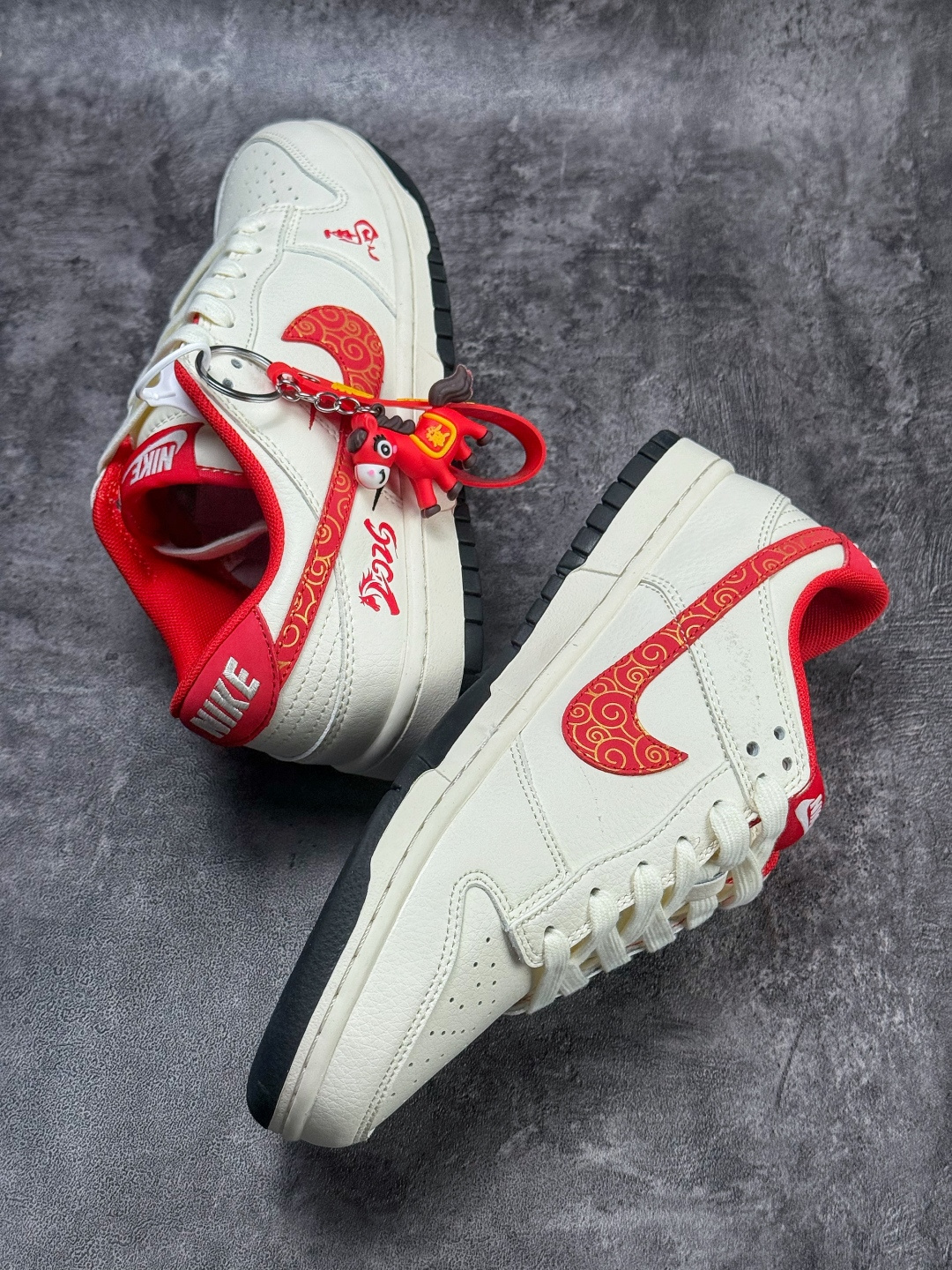Nike SB Dunk Low 马年限定 白红双小勾 MZ9588-861