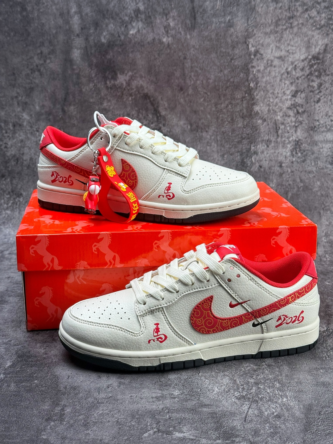 Nike SB Dunk Low 马年限定 白红双小勾 MZ9588-861