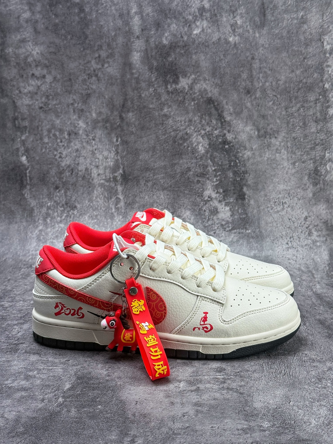 Nike SB Dunk Low 马年限定 白红双小勾 MZ9588-861