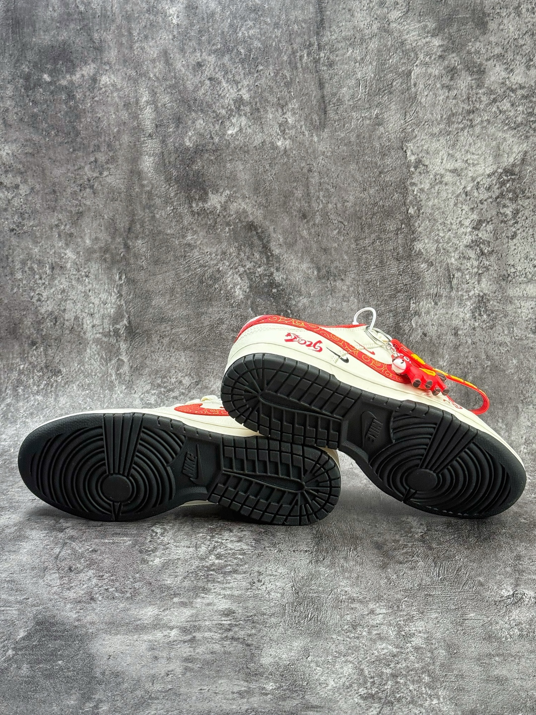 Nike SB Dunk Low 马年限定 白红双小勾 MZ9588-861
