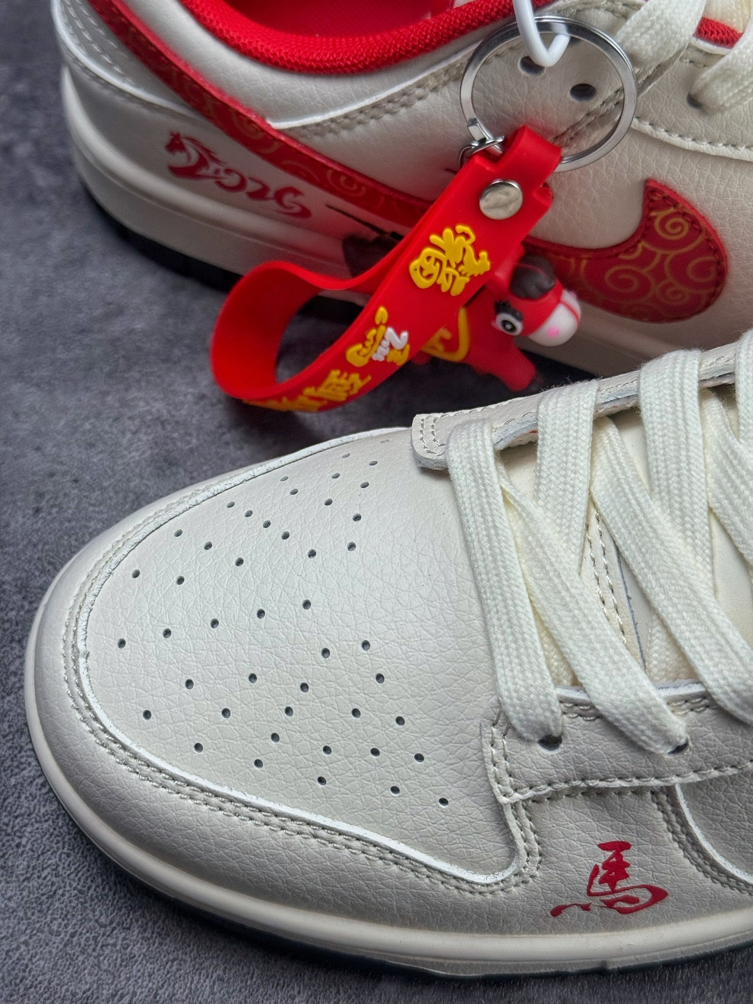 Nike SB Dunk Low 马年限定 白红双小勾 MZ9588-861