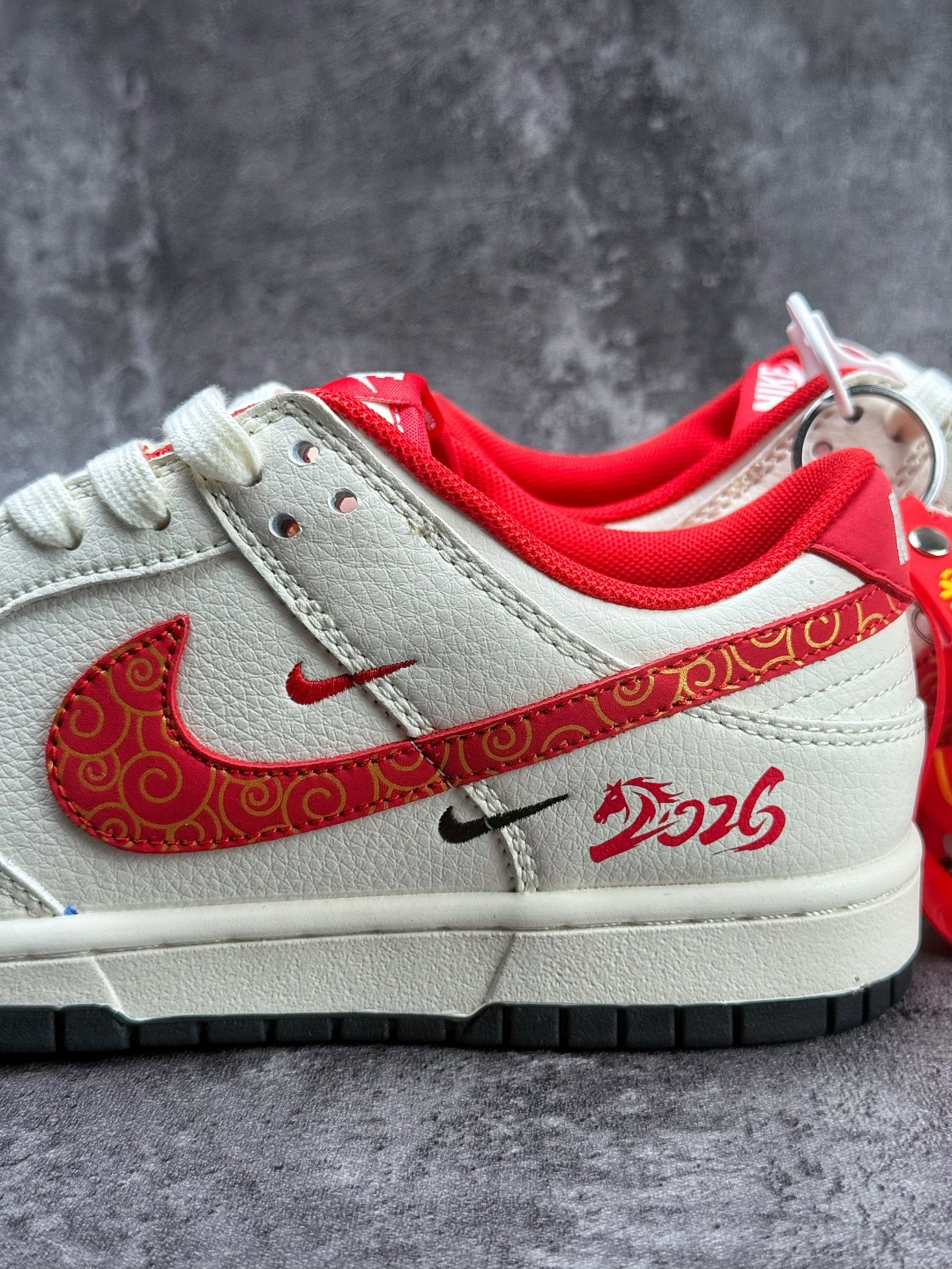Nike SB Dunk Low 马年限定 白红双小勾 MZ9588-861