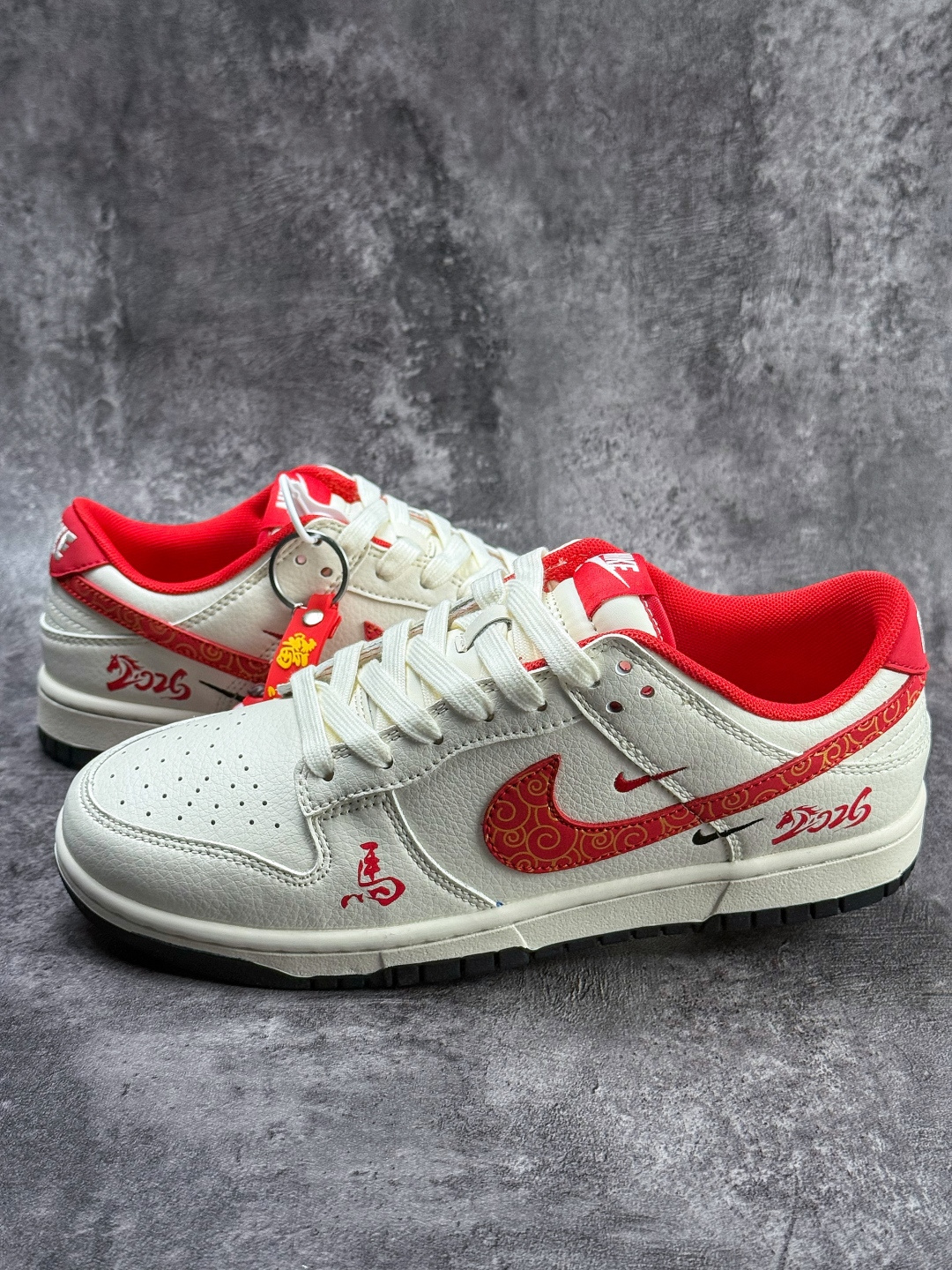 Nike SB Dunk Low 马年限定 白红双小勾 MZ9588-861