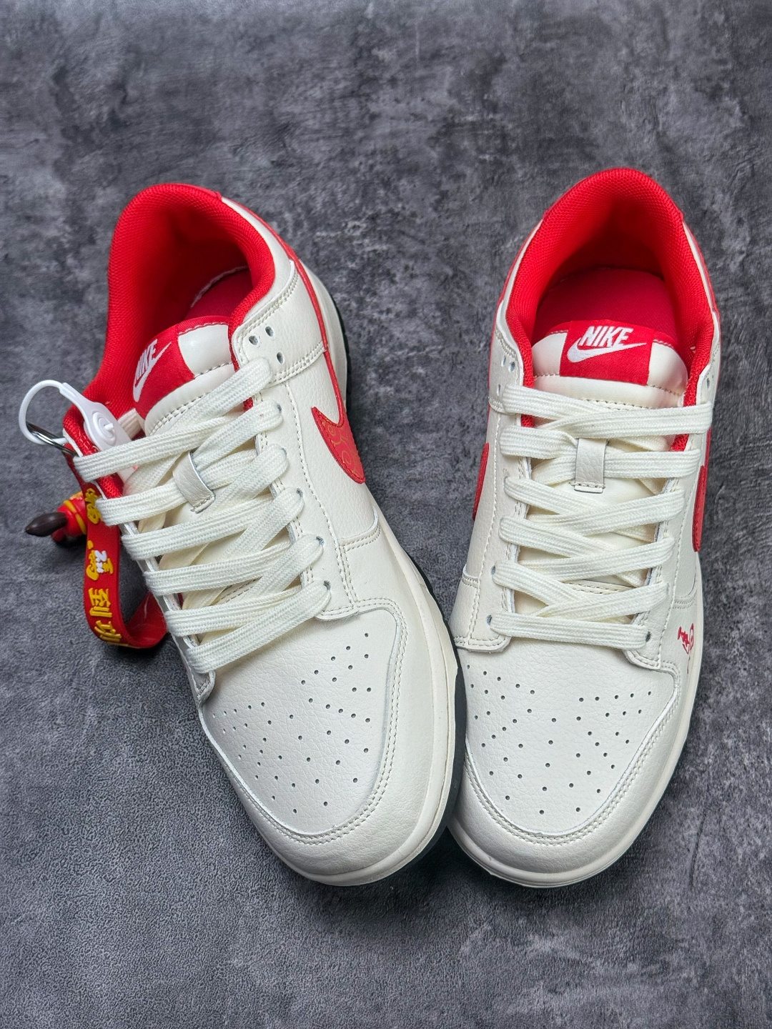 Nike SB Dunk Low 马年限定 白红双小勾 MZ9588-861