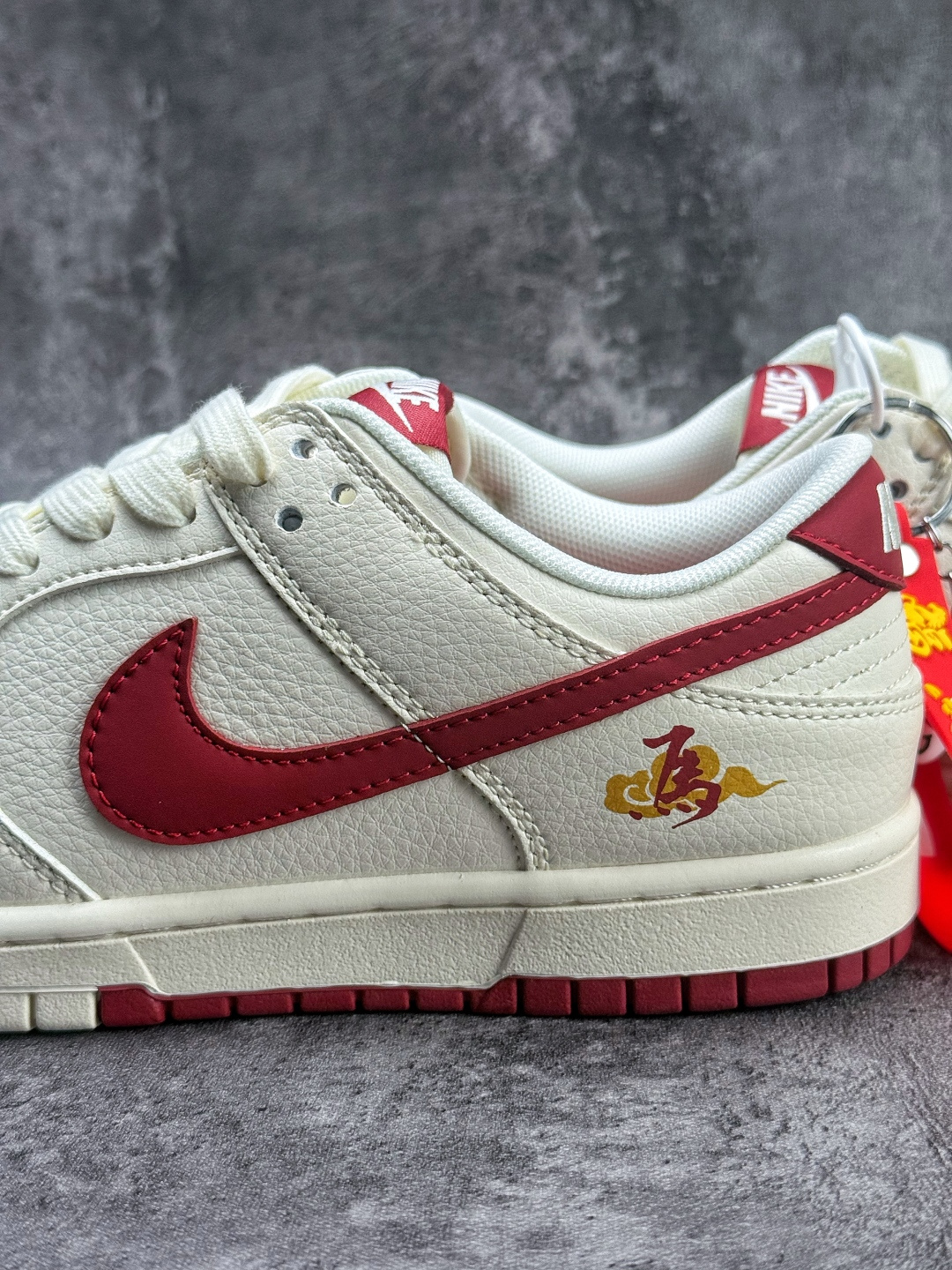 230 Nike SB Dunk Low 马年限定 白红小勾 MZ9588-858-Chinese UA Cheap High Quatity Brand Clothes Bags handbags Sneakers wholesale wholesaler seller from China Factory suppliers Fashion Clothing Shoes best Quality Beautiful Price 230 Nike SB Dunk Low 马年限定 白红小勾 MZ9588-858