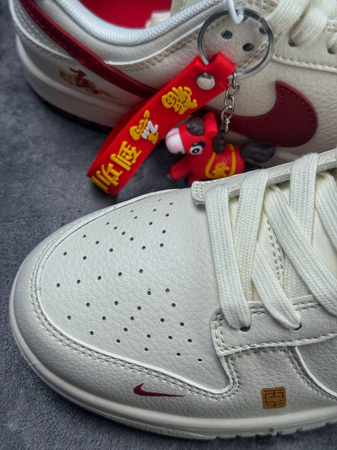 230 Nike SB Dunk Low 马年限定 白红小勾 MZ9588-858-Chinese UA Cheap High Quatity Brand Clothes Bags handbags Sneakers wholesale wholesaler seller from China Factory suppliers Fashion Clothing Shoes best Quality Beautiful Price 230 Nike SB Dunk Low 马年限定 白红小勾 MZ9588-858