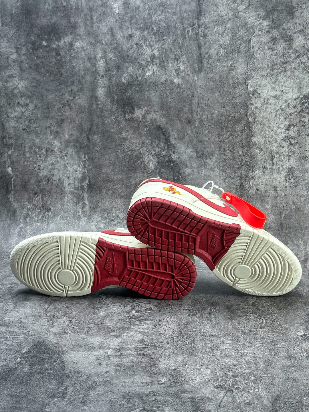 230 Nike SB Dunk Low 马年限定 白红小勾 MZ9588-858-Chinese UA Cheap High Quatity Brand Clothes Bags handbags Sneakers wholesale wholesaler seller from China Factory suppliers Fashion Clothing Shoes best Quality Beautiful Price 230 Nike SB Dunk Low 马年限定 白红小勾 MZ9588-858