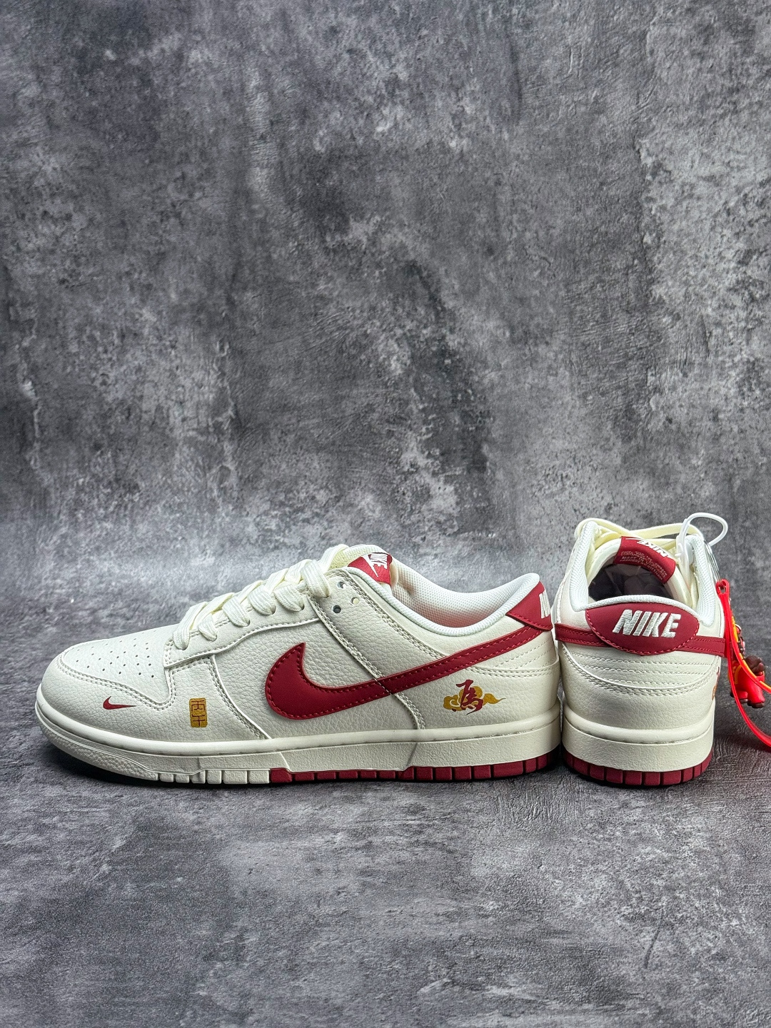 230 Nike SB Dunk Low 马年限定 白红小勾 MZ9588-858-Chinese UA Cheap High Quatity Brand Clothes Bags handbags Sneakers wholesale wholesaler seller from China Factory suppliers Fashion Clothing Shoes best Quality Beautiful Price 230 Nike SB Dunk Low 马年限定 白红小勾 MZ9588-858