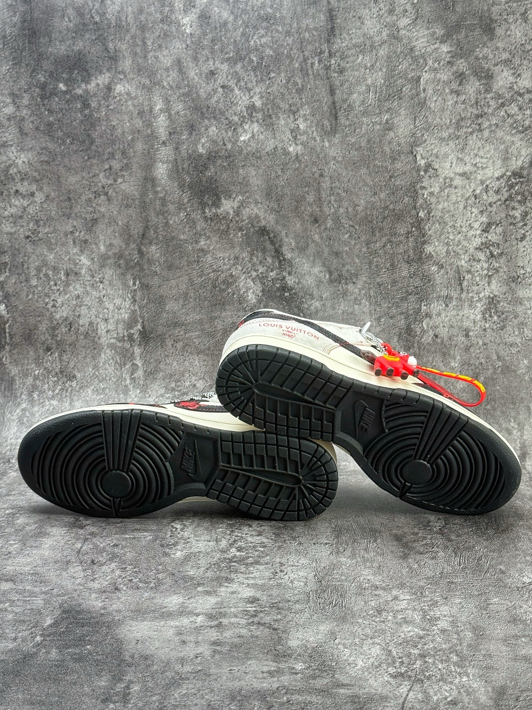 Nike SB Dunk Low x Louis Vuitton 黑白灰满天星 HT5088-655-Top High Quatity Cheap Sneakers Fashion Clothing Clothes Bags handbags Shoes of all Brand wholesale With The best Quality And Beautiful Price from China Factory Chinese suppliers wholesaler seller Nike SB Dunk Low x Louis Vuitton 黑白灰满天星 HT5088-655