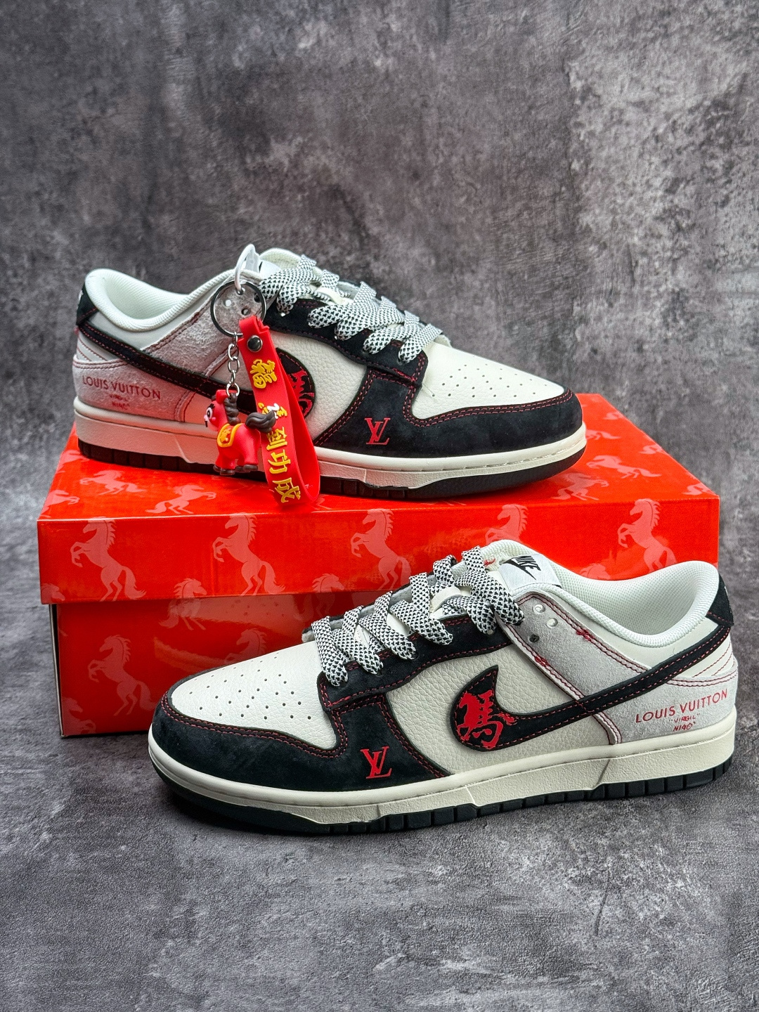 Nike SB Dunk Low x Louis Vuitton 黑白灰满天星 HT5088-655-Top High Quatity Cheap Sneakers Fashion Clothing Clothes Bags handbags Shoes of all Brand wholesale With The best Quality And Beautiful Price from China Factory Chinese suppliers wholesaler seller Nike SB Dunk Low x Louis Vuitton 黑白灰满天星 HT5088-655