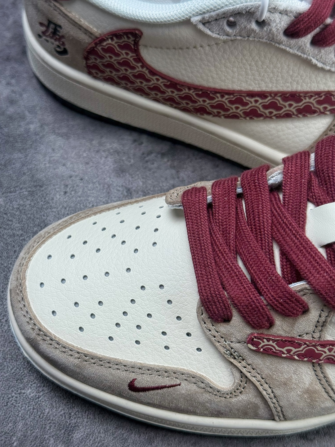 Travis Scott x Nike Air Jordan 1 Low 马年限定 Air Jordan 1 Low 反转棕白红小勾倒钩 版本 JP2026-159-Top High Quatity Cheap Sneakers Fashion Clothing Clothes Bags handbags Shoes of all Brand wholesale With The best Quality And Beautiful Price from China Factory Chinese suppliers wholesaler seller Travis Scott x Nike Air Jordan 1 Low 马年限定 Air Jordan 1 Low 反转棕白红小勾倒钩 版本 JP2026-159